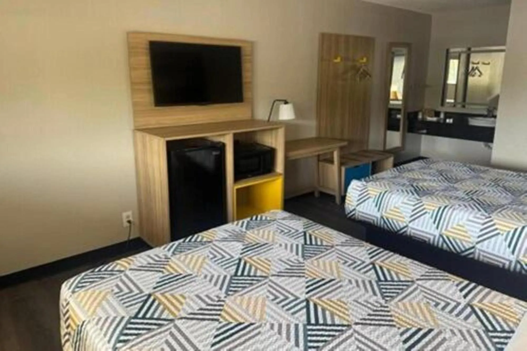 Bed in Days Inn by Wyndham Kansas City Northeast