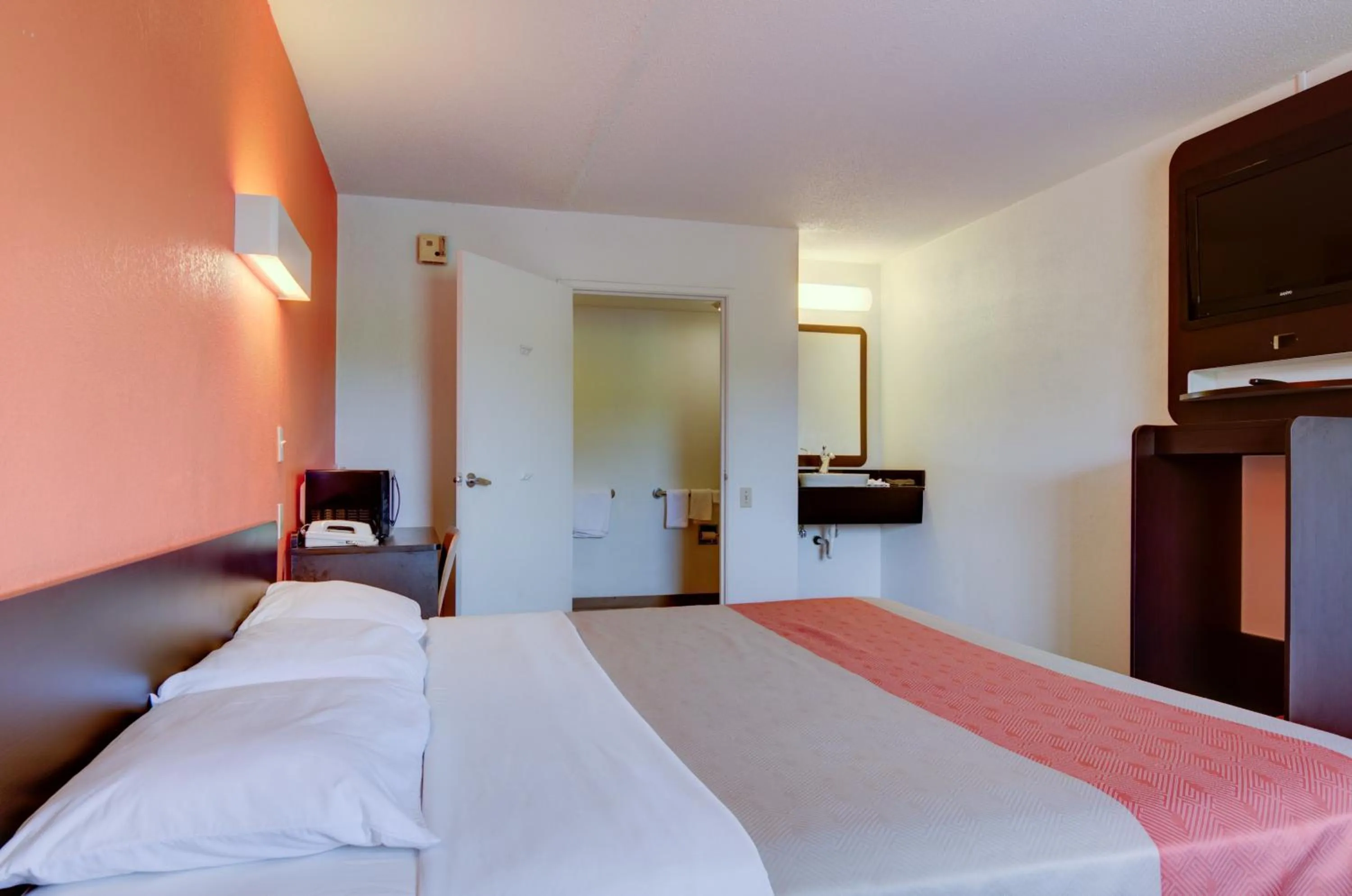 Bedroom, Bed in Motel 6-Kansas City, MO