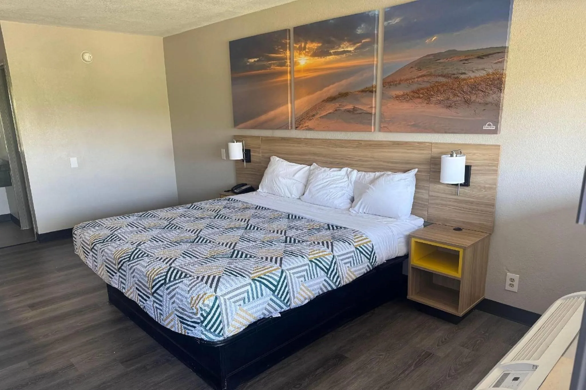 Bedroom, Bed in Days Inn by Wyndham Kansas City Northeast