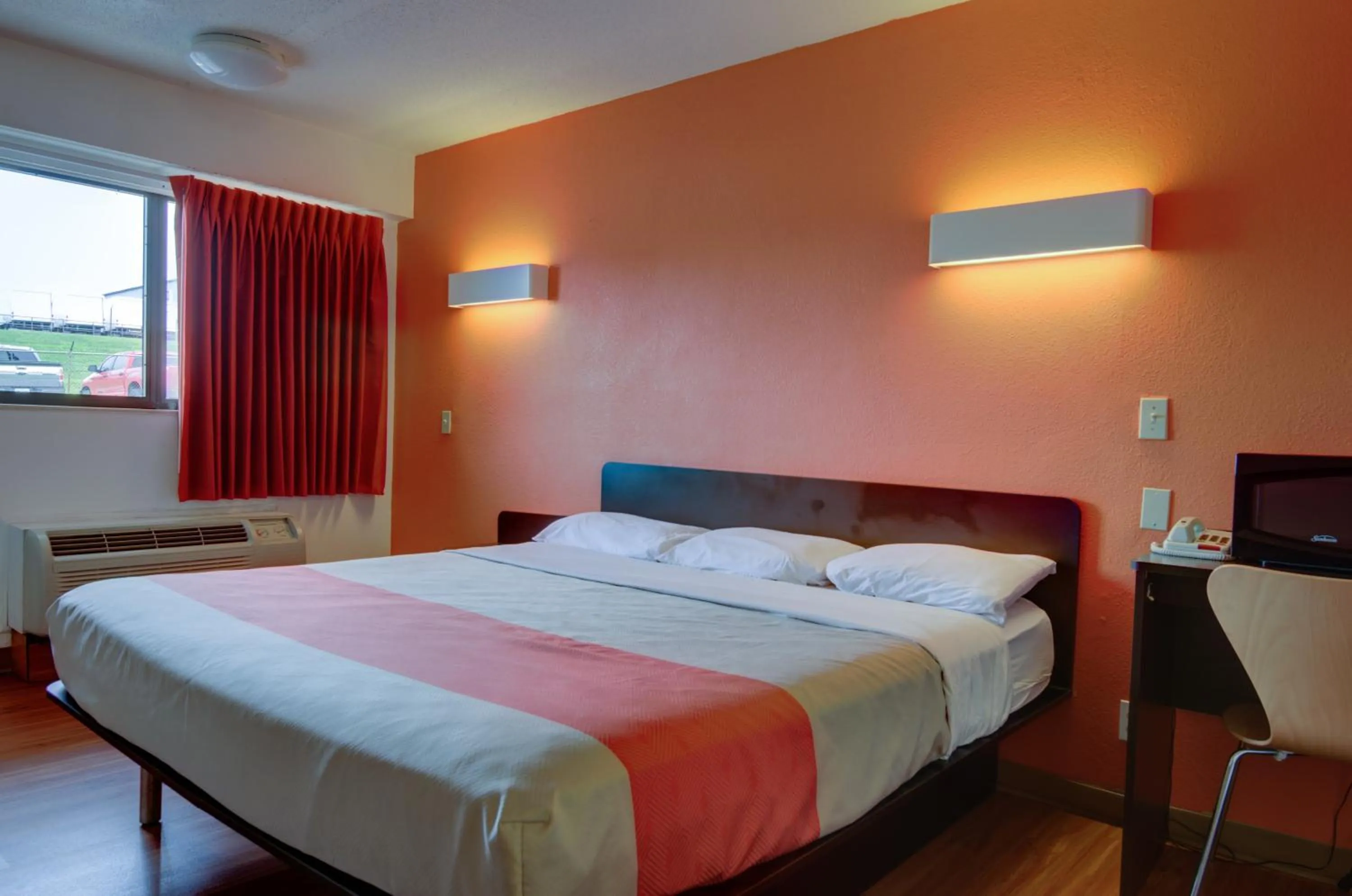 Bedroom, Bed in Motel 6-Kansas City, MO