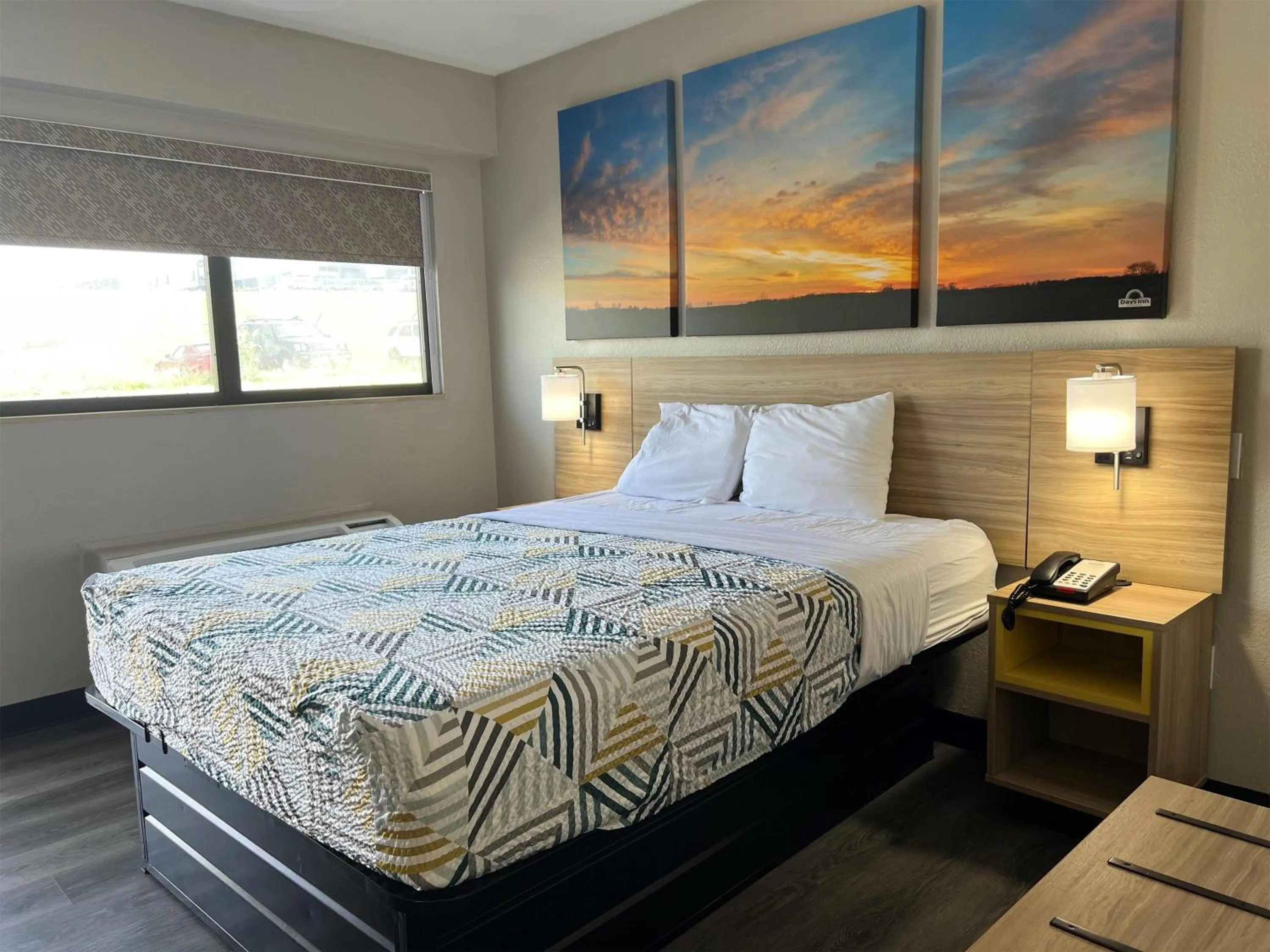 Photo of the whole room, Bed in Days Inn by Wyndham Kansas City Northeast