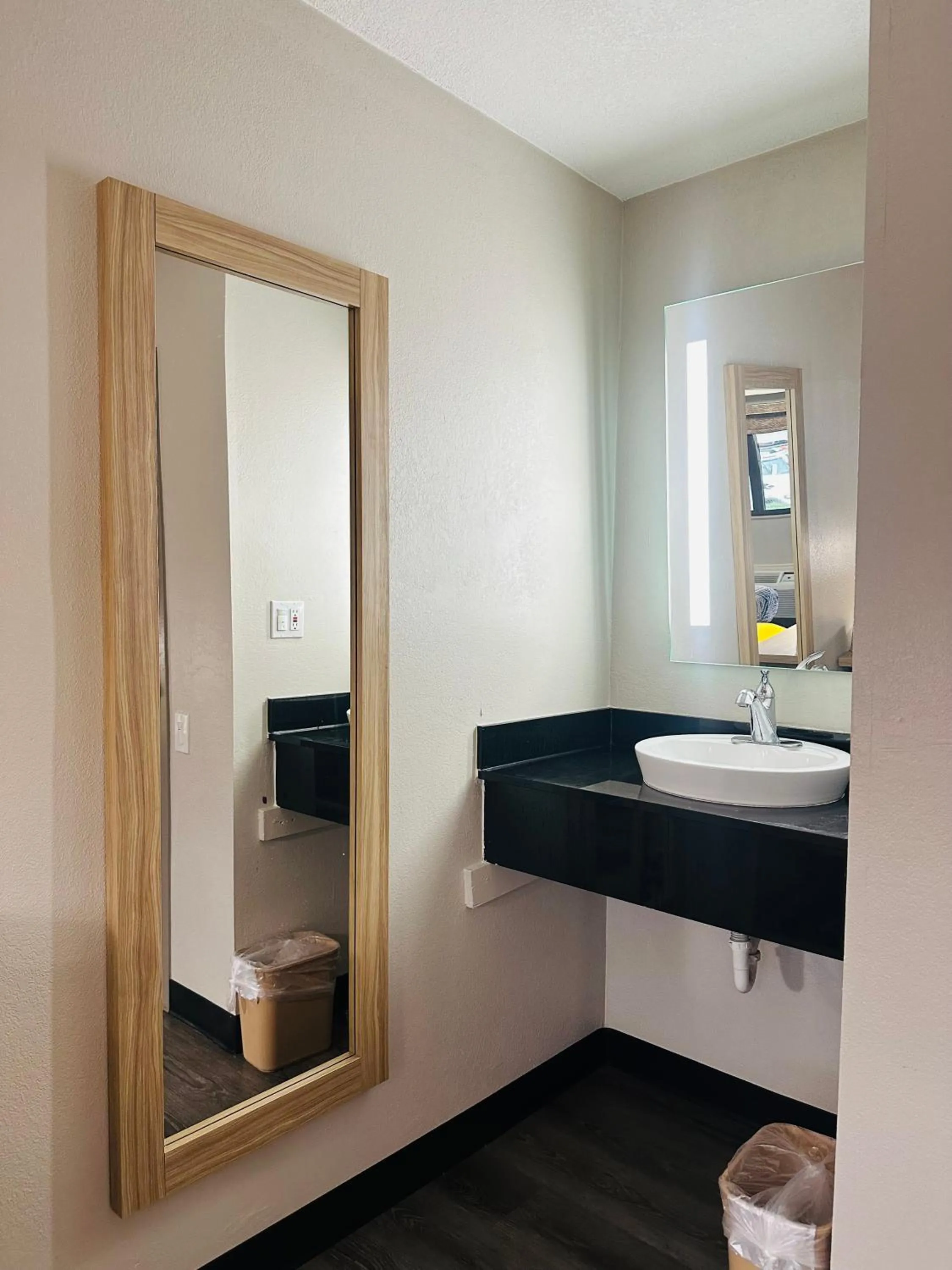 Bedroom, Bed in Days Inn by Wyndham Kansas City Northeast