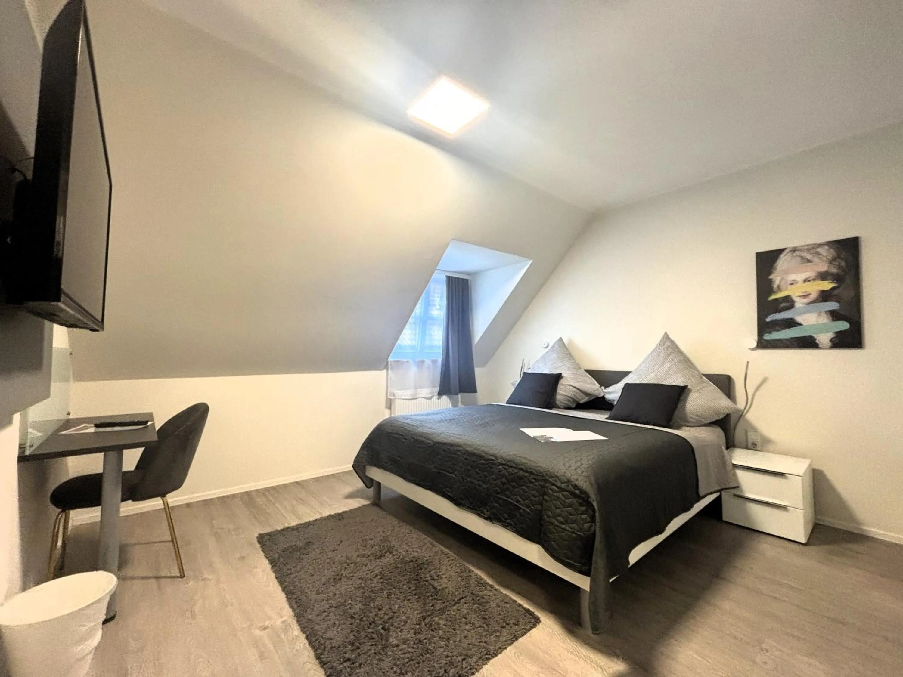 Photo of the whole room in Simplex Stays Hotel Quartier 8 - Digital Access