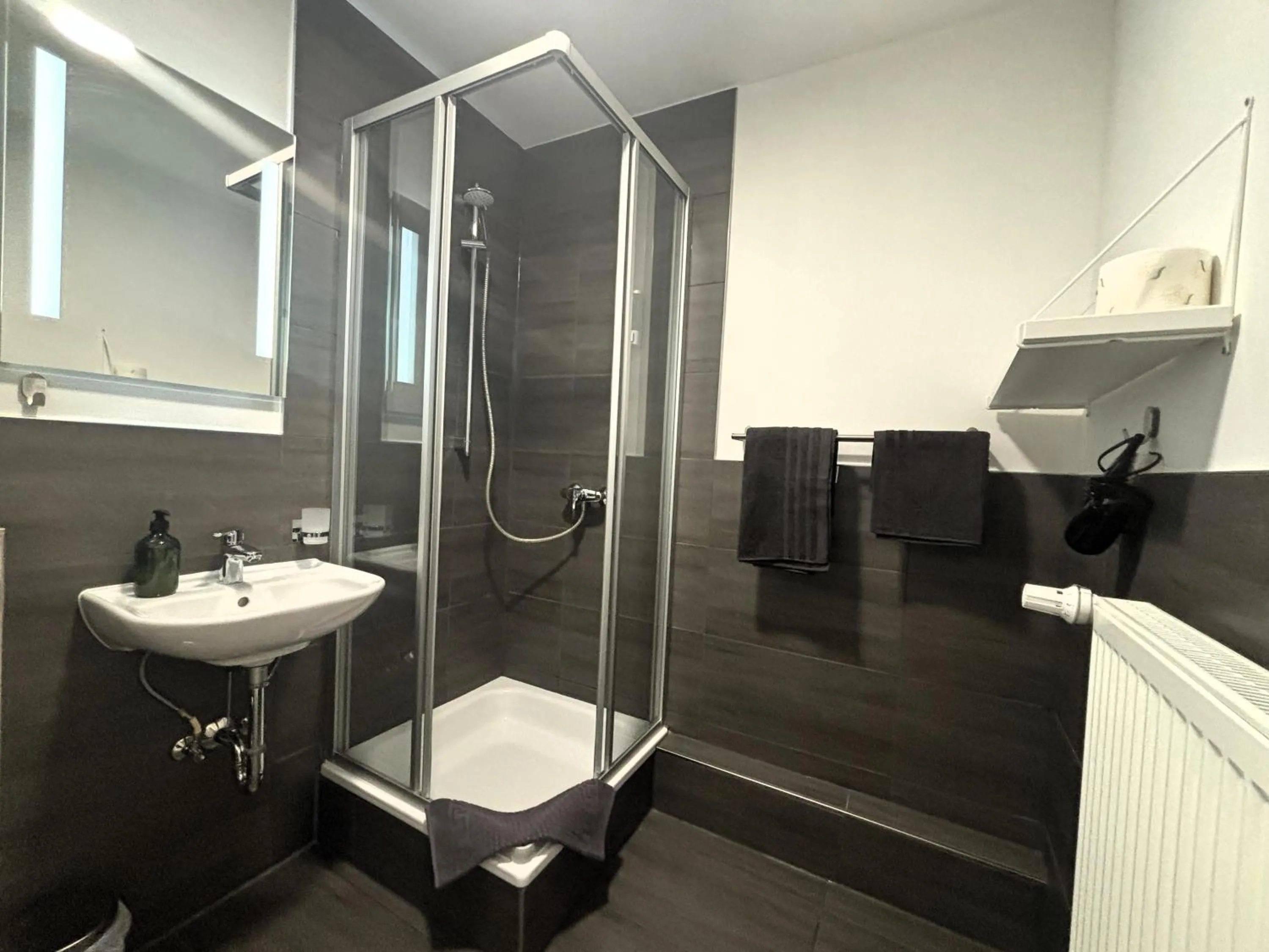 Shower in Simplex Stays Hotel Quartier 8 - Digital Access