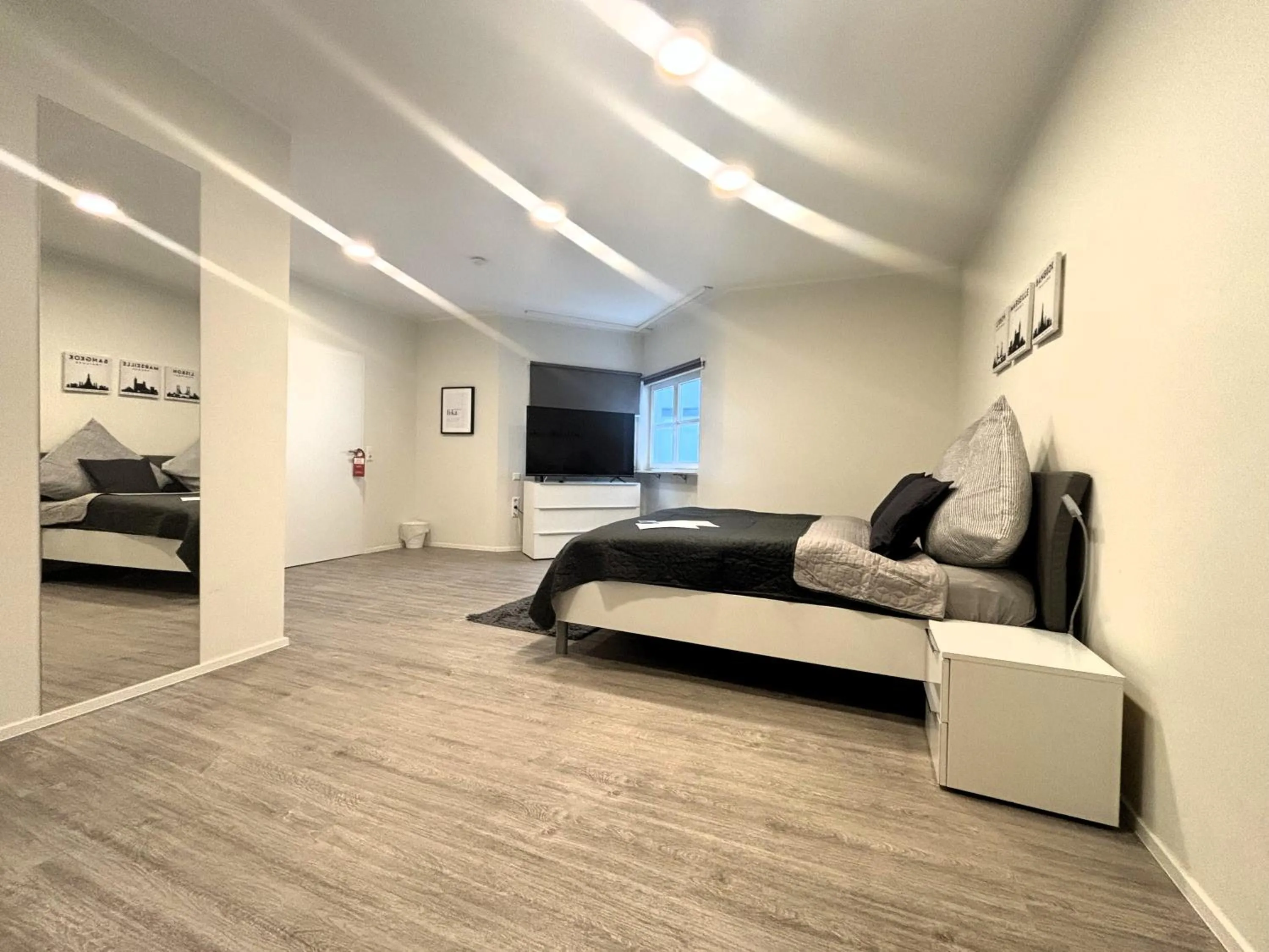 Photo of the whole room in Simplex Stays Hotel Quartier 8 - Digital Access