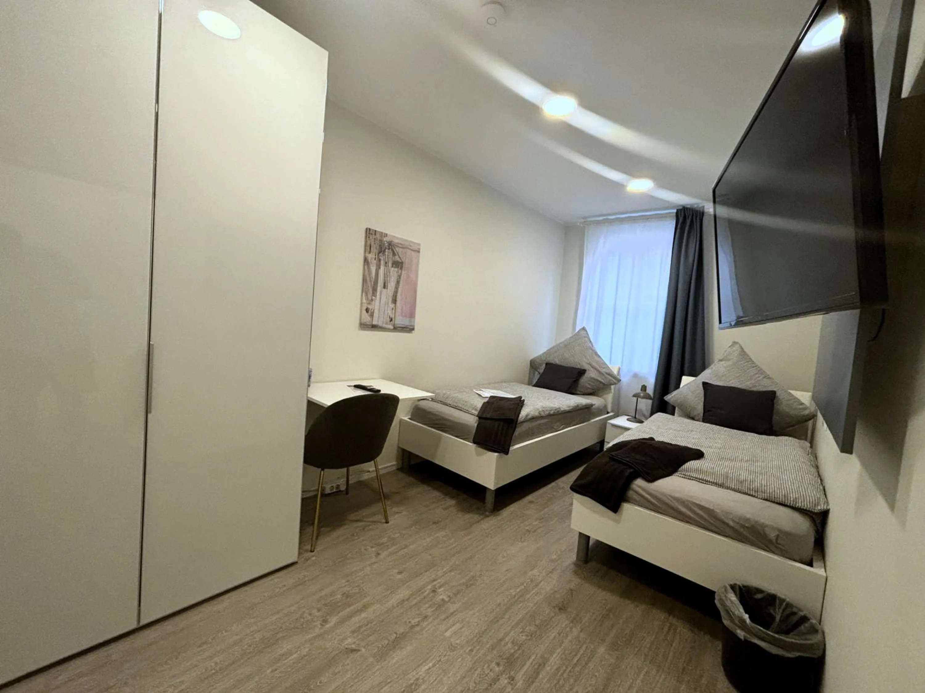 Photo of the whole room in Simplex Stays Hotel Quartier 8 - Digital Access