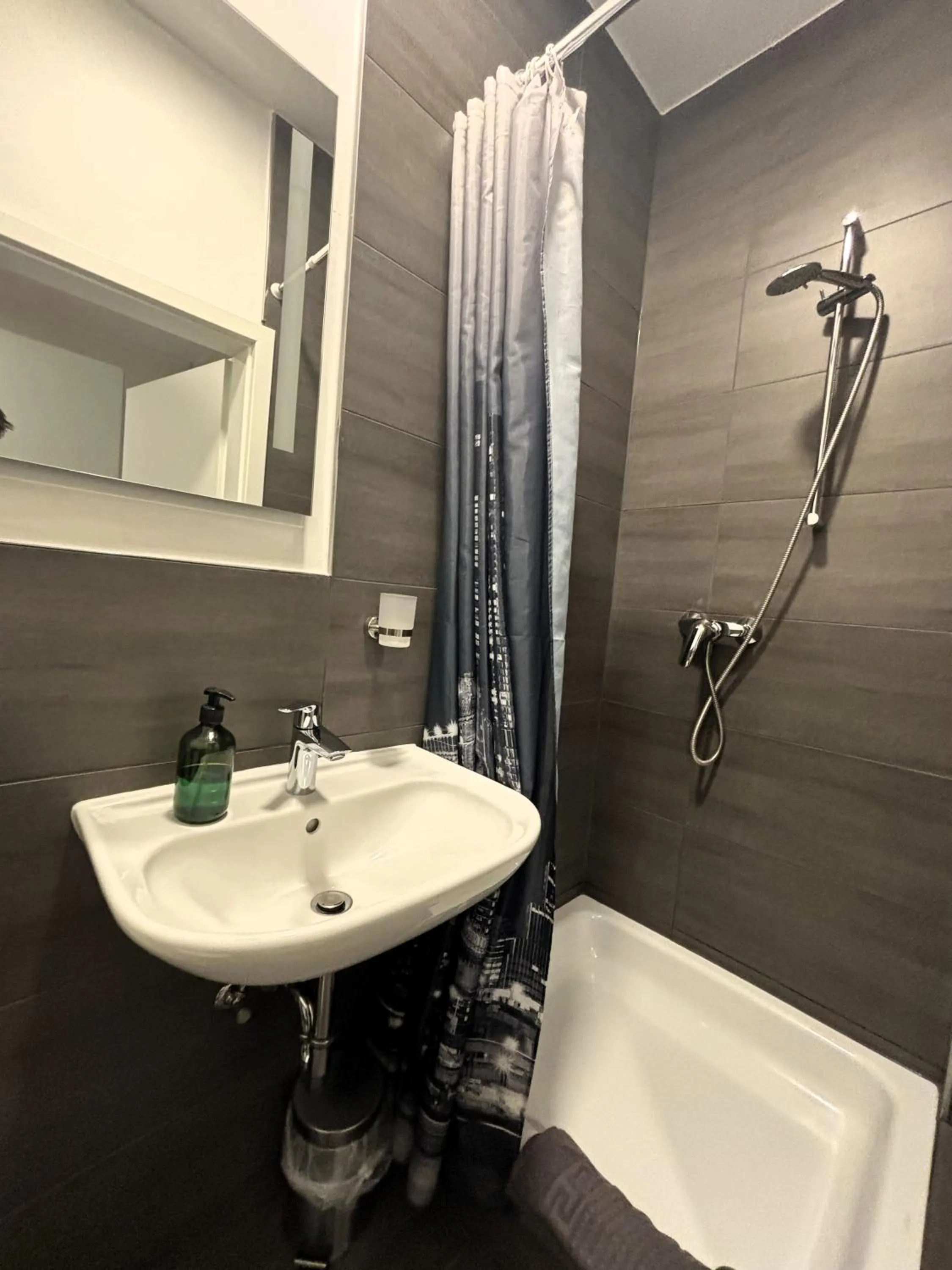 Shower in Simplex Stays Hotel Quartier 8 - Digital Access