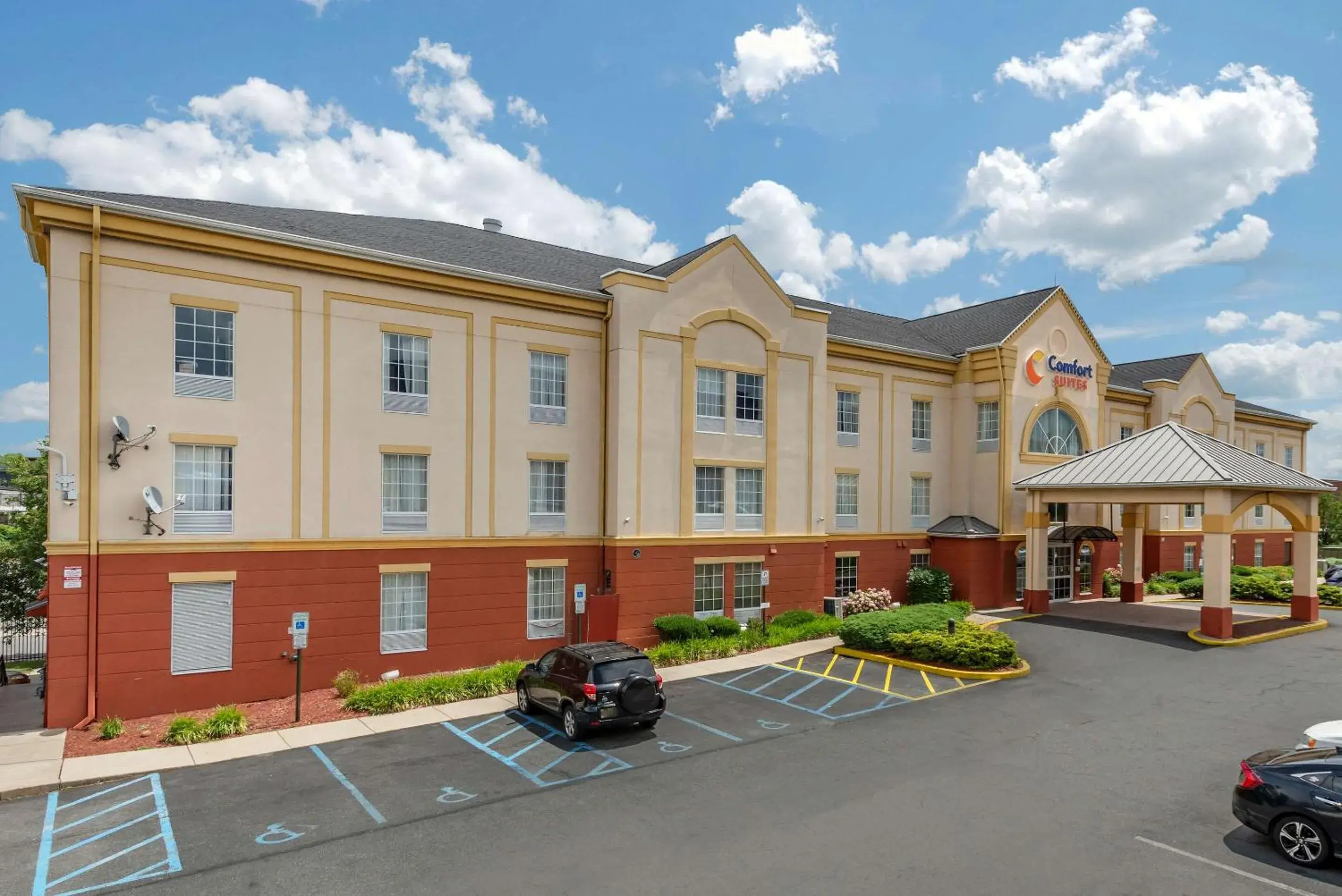 Property building in Comfort Suites Newark - Harrison Property building in Comfort Suites Newark - Harrison