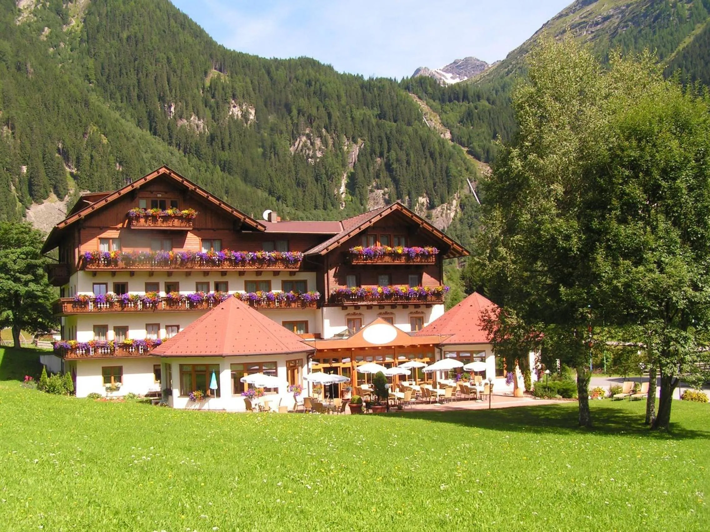 Facade/entrance in Alpenhotel Badmeister
