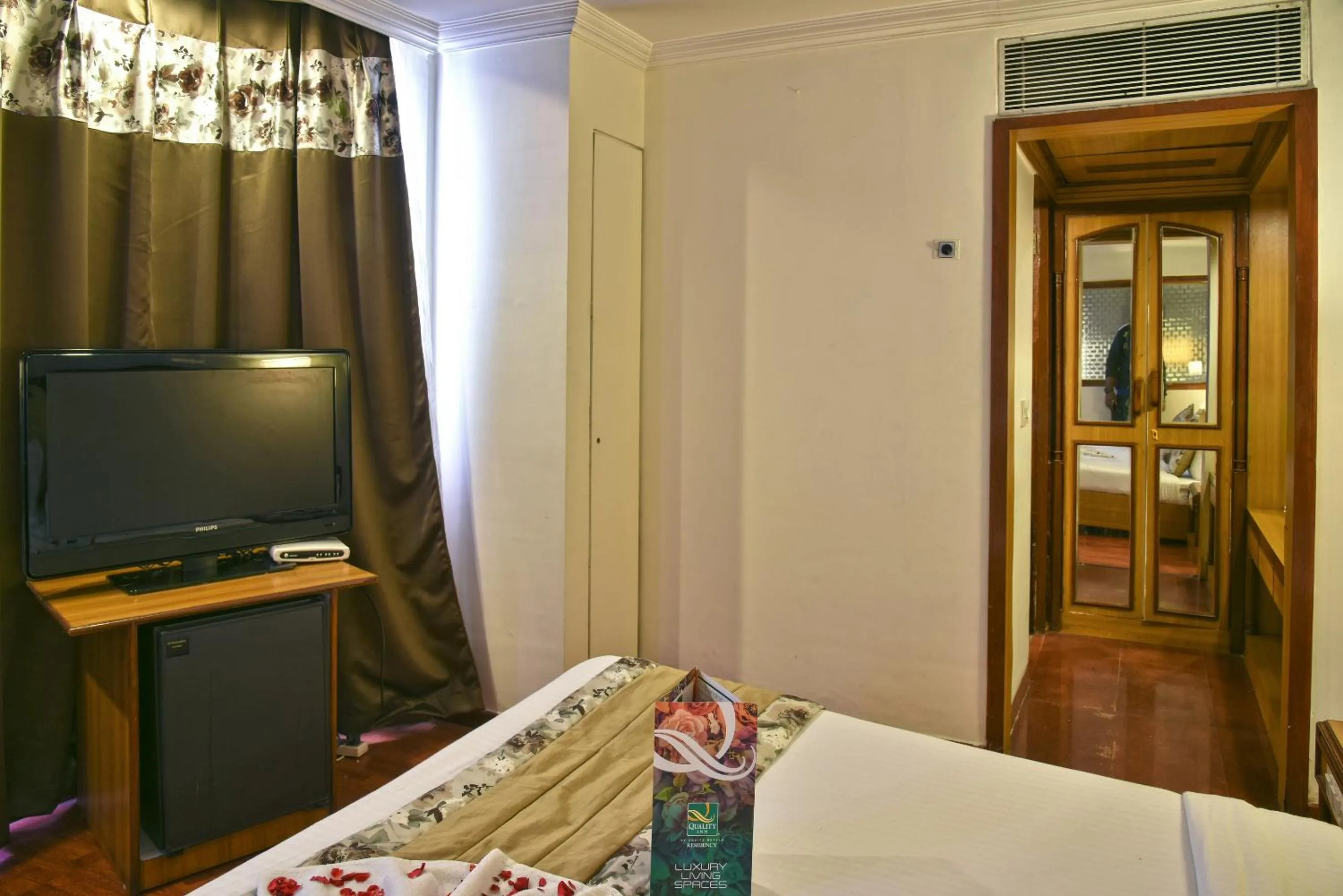 Communal lounge/ TV room in Quality Inn Residency