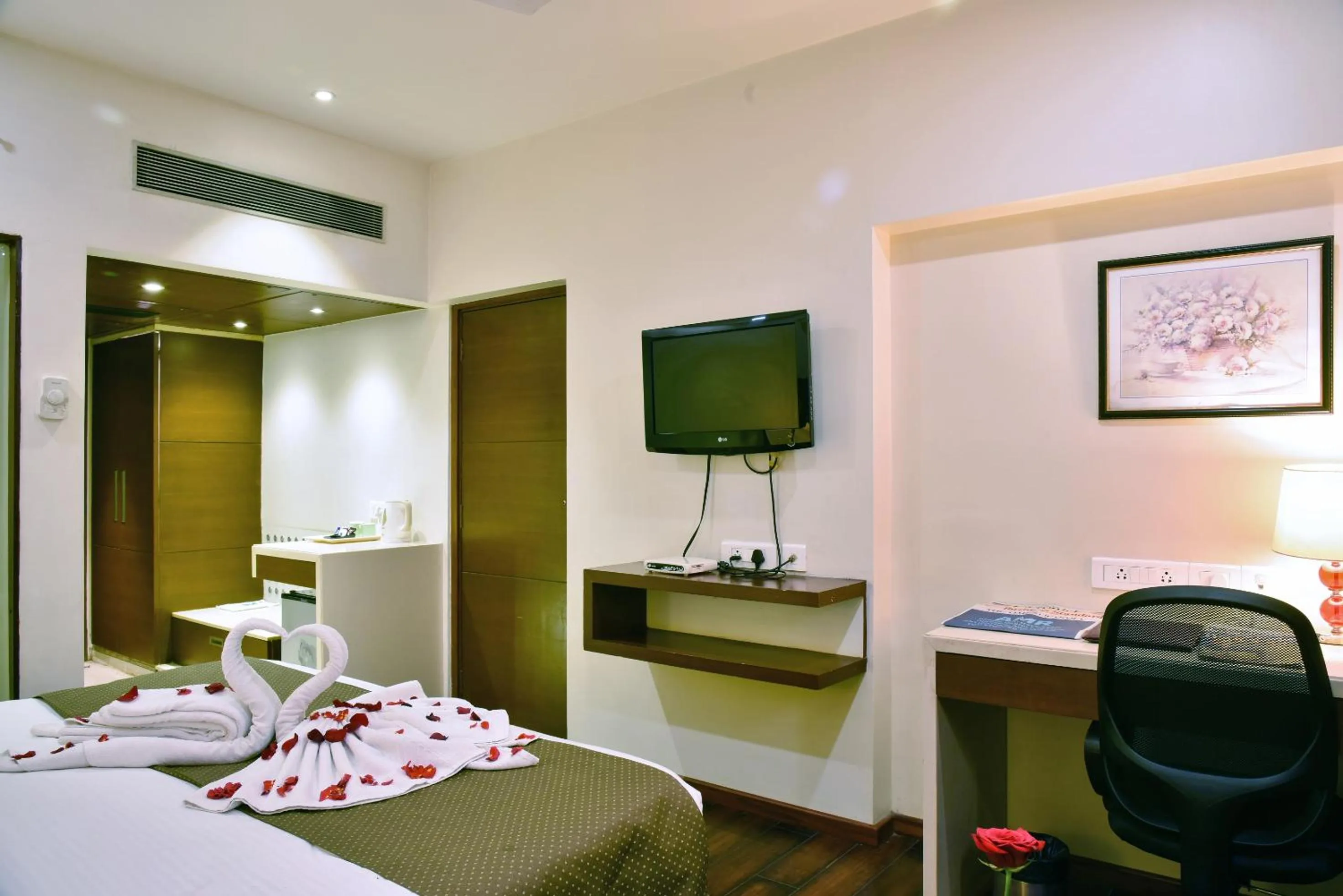 TV and multimedia in Quality Inn Residency