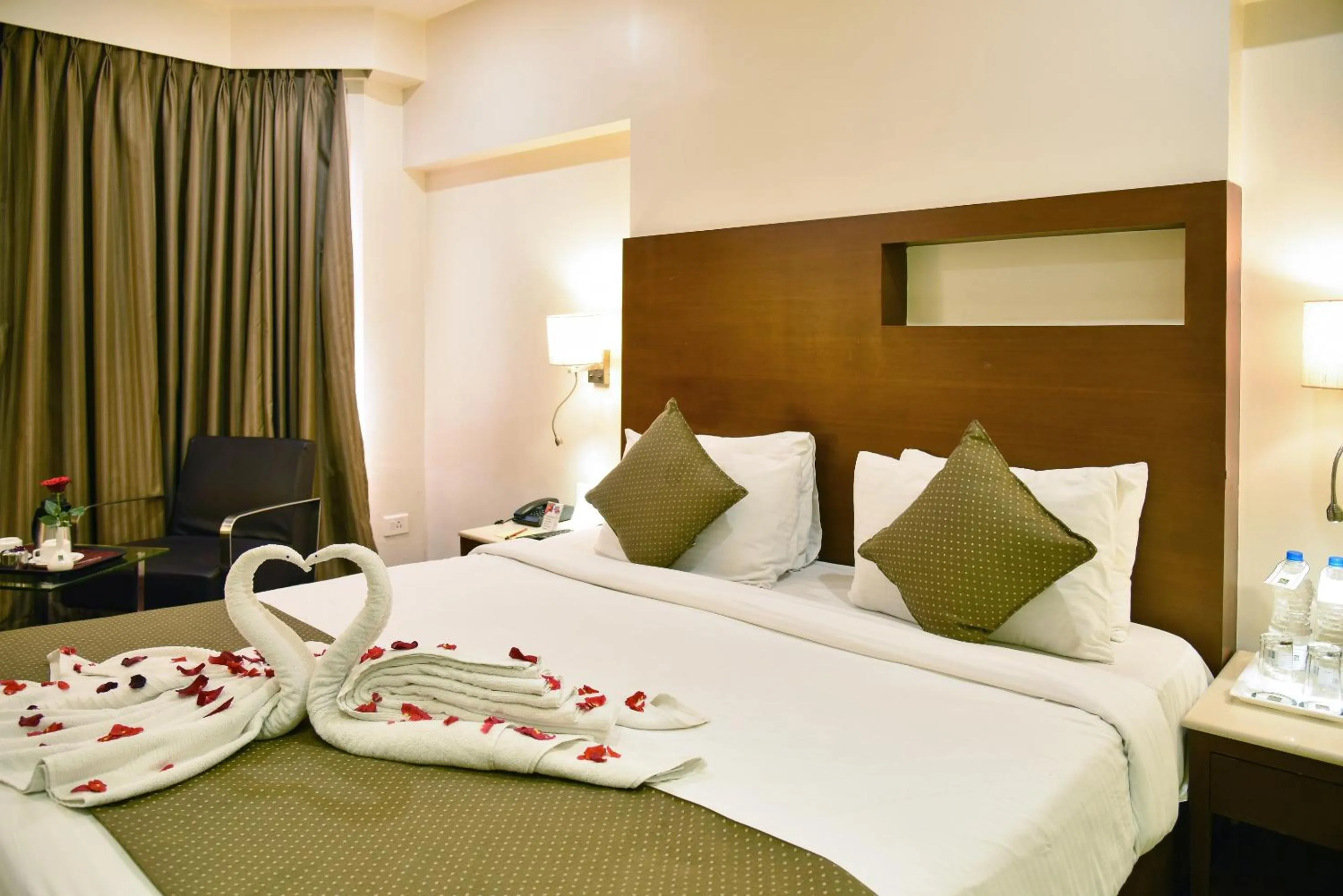 Bed in Quality Inn Residency