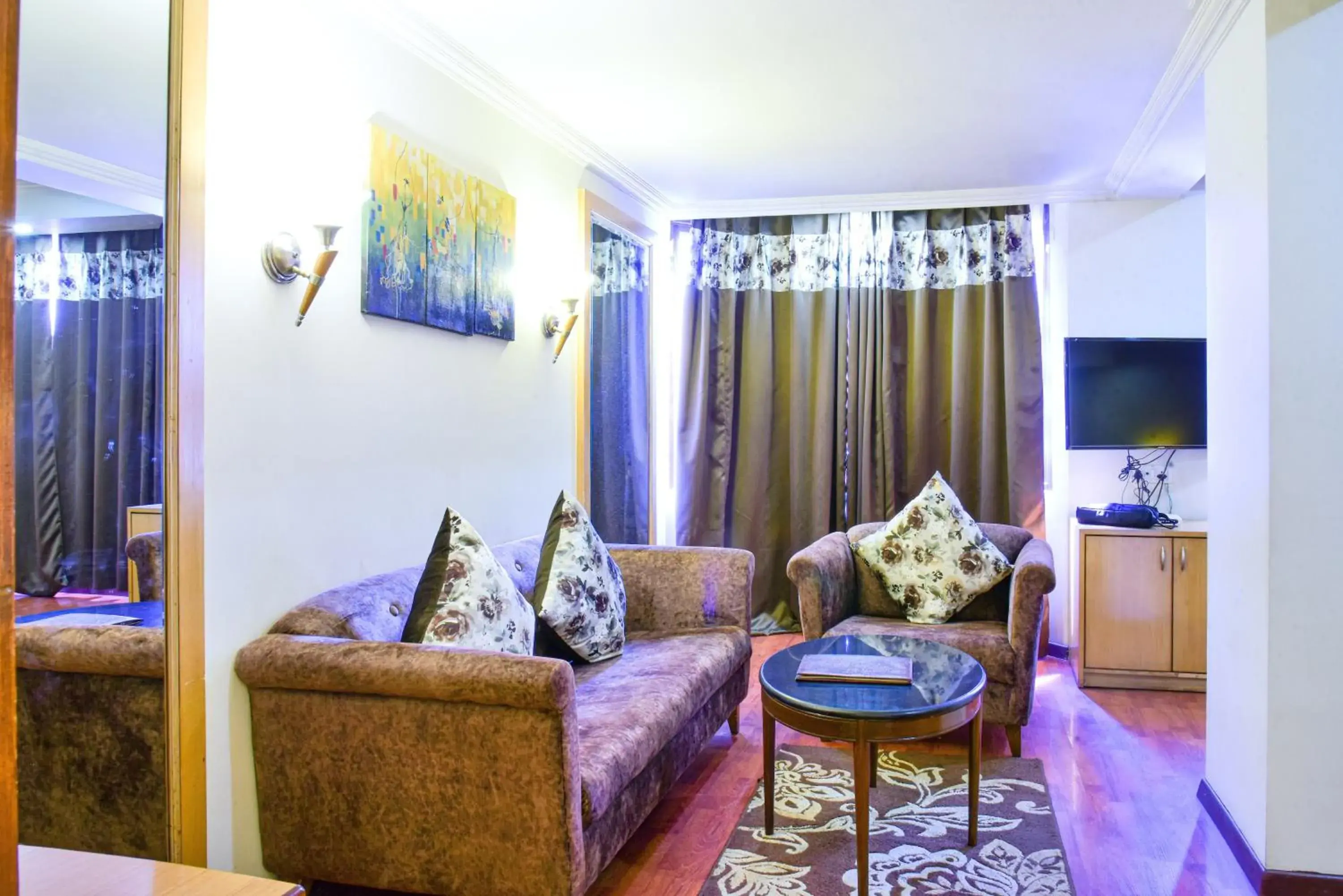 Living room in Quality Inn Residency Living room in Quality Inn Residency