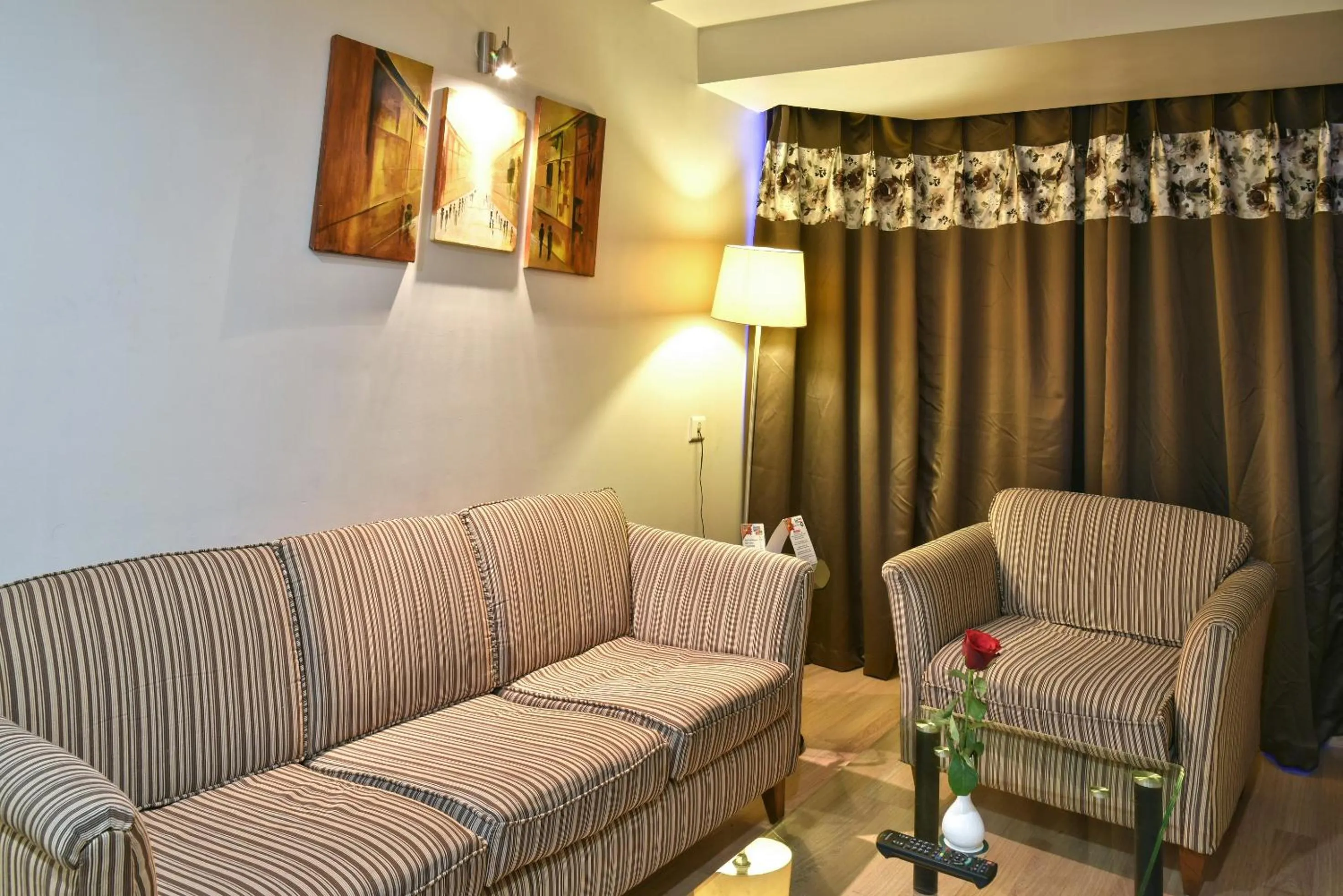 Living room in Quality Inn Residency