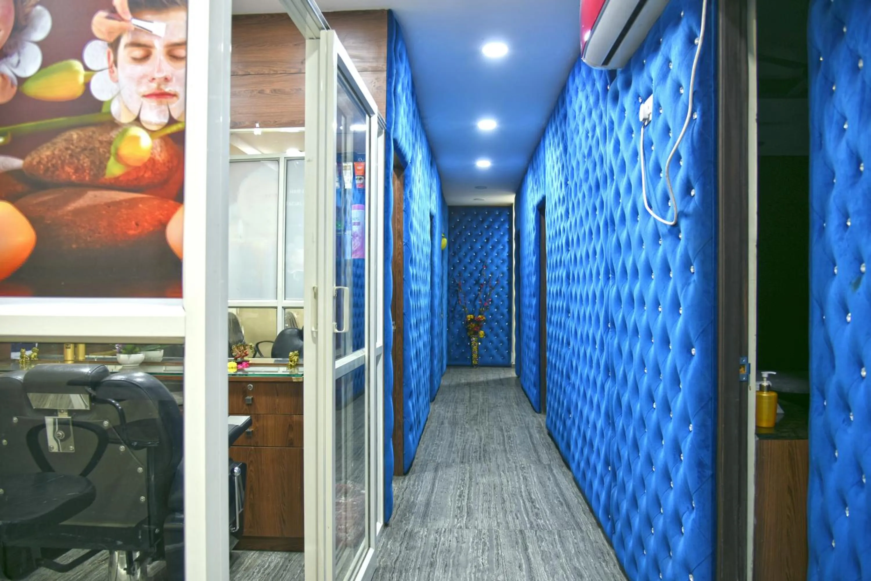 Hot Tub in Quality Inn Residency