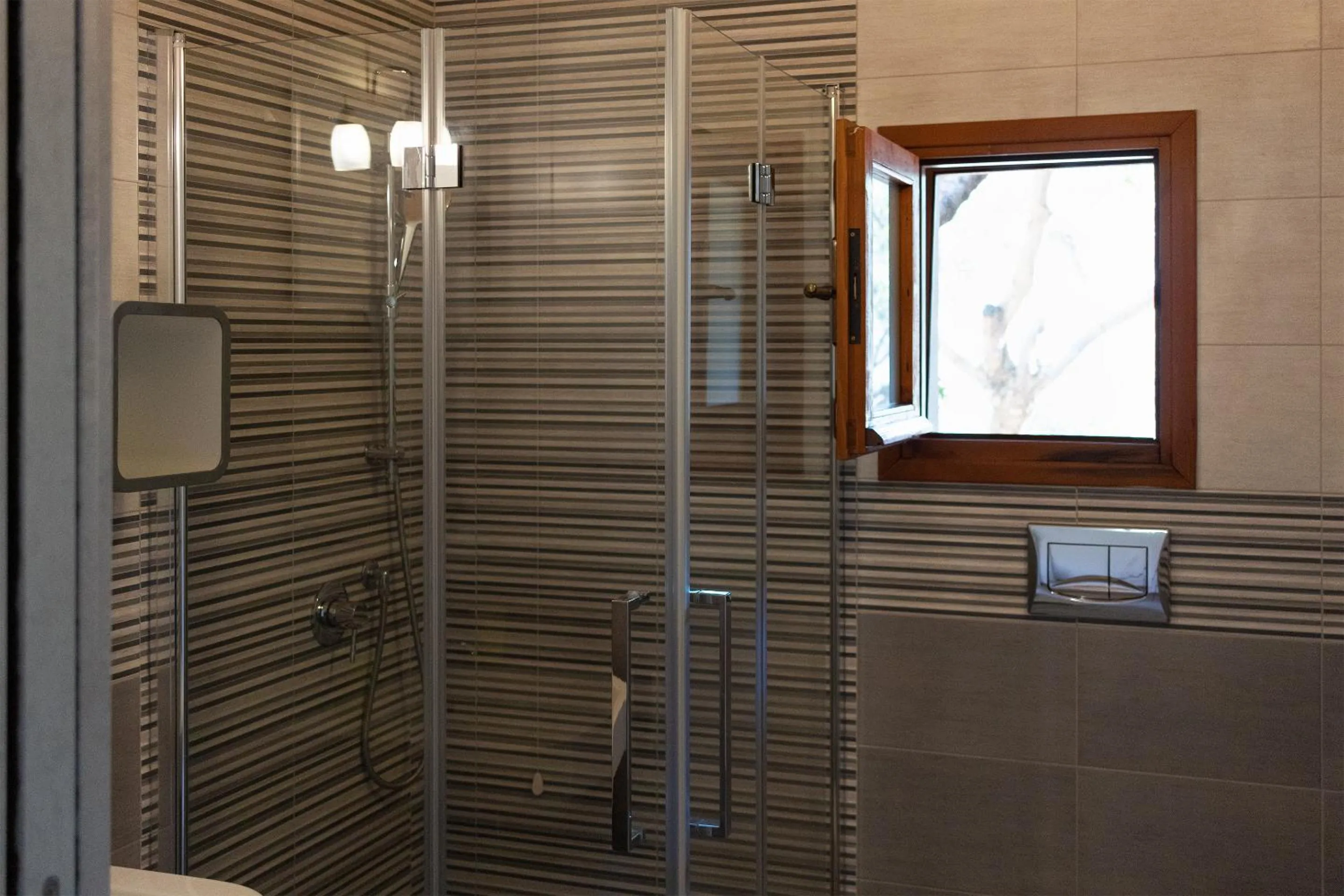 Shower in Sa Guardia de Ferricci