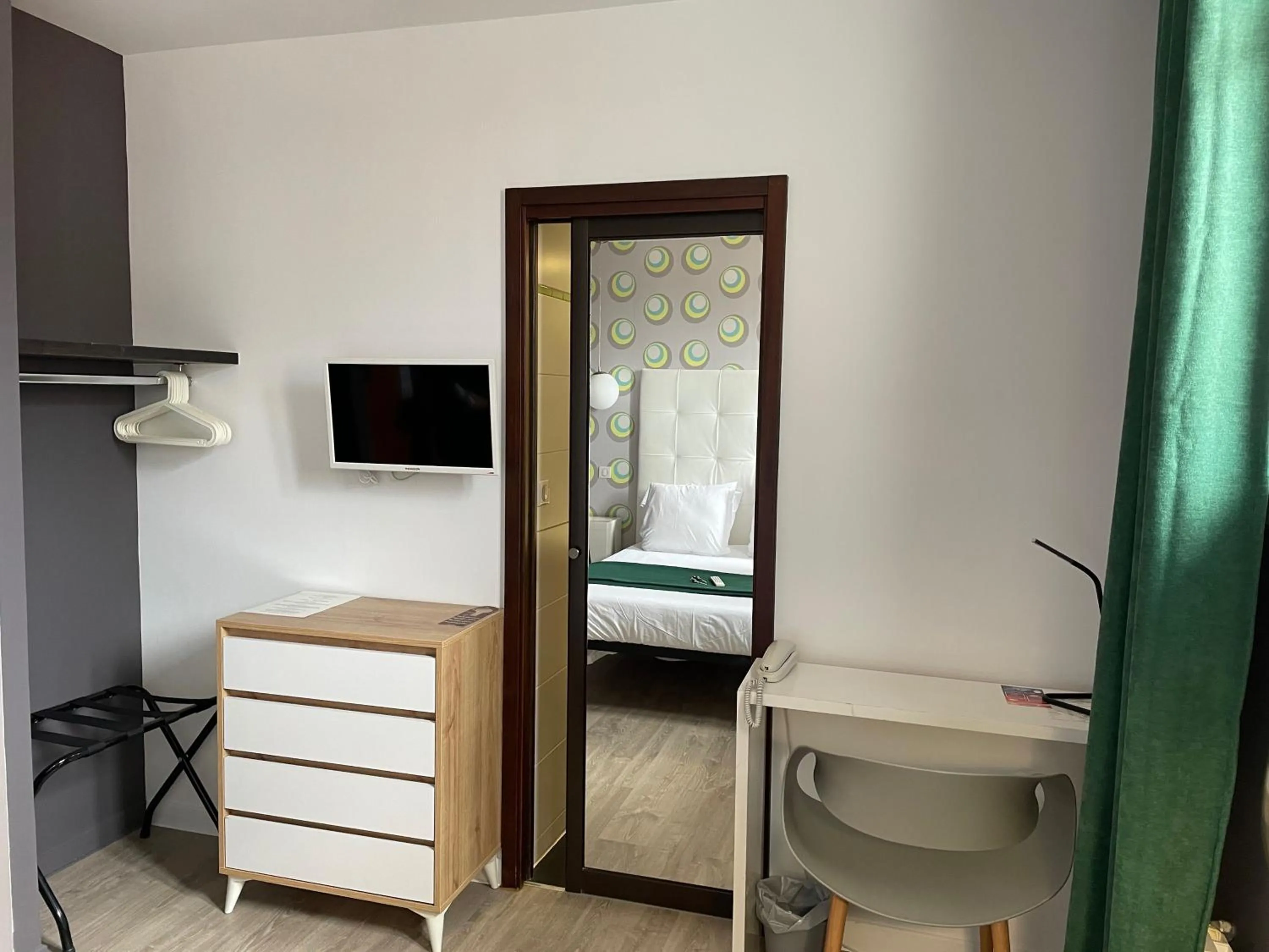 Photo of the whole room, Bed in Hôtel Mirano