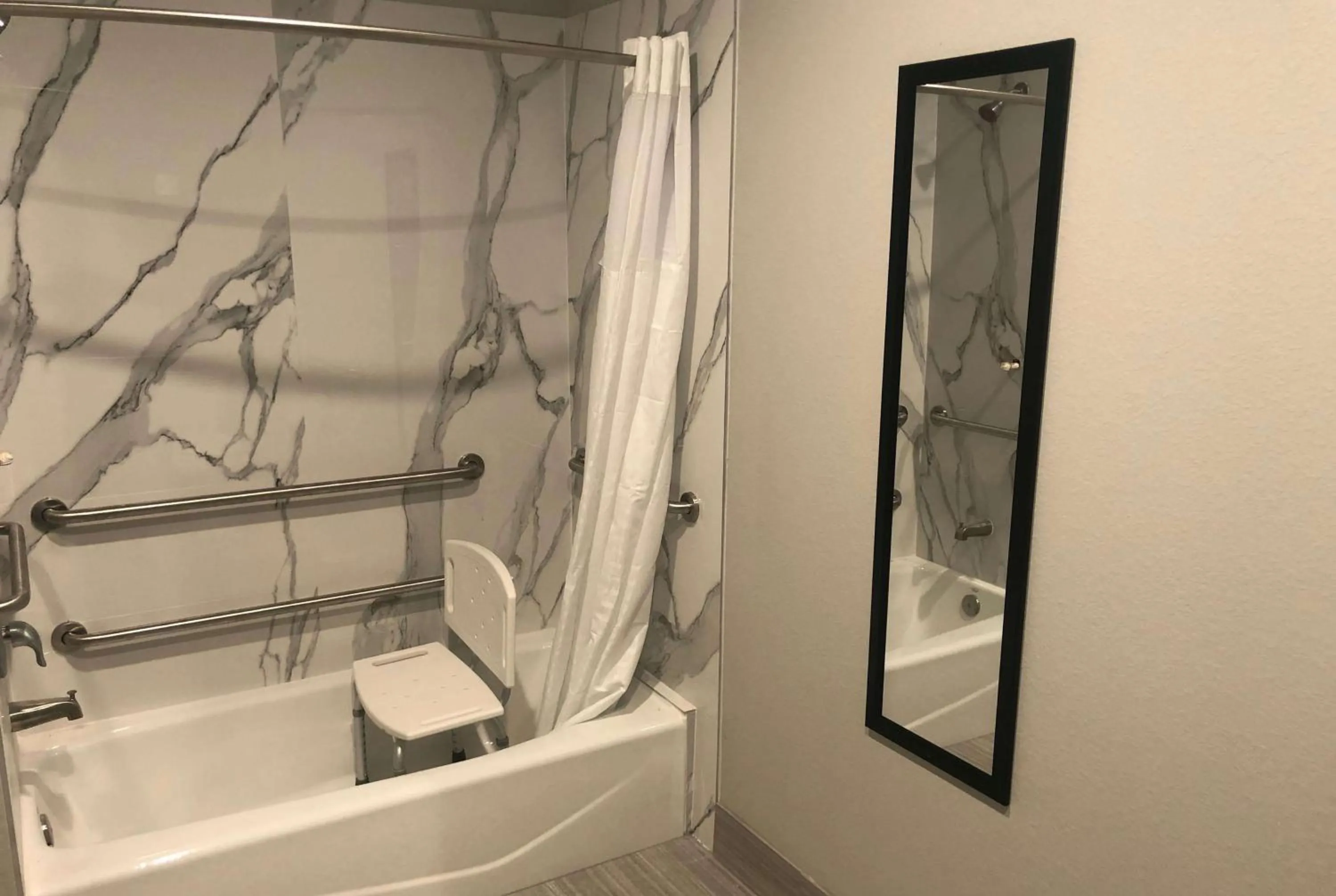 Photo of the whole room in Hotel Blue Spring