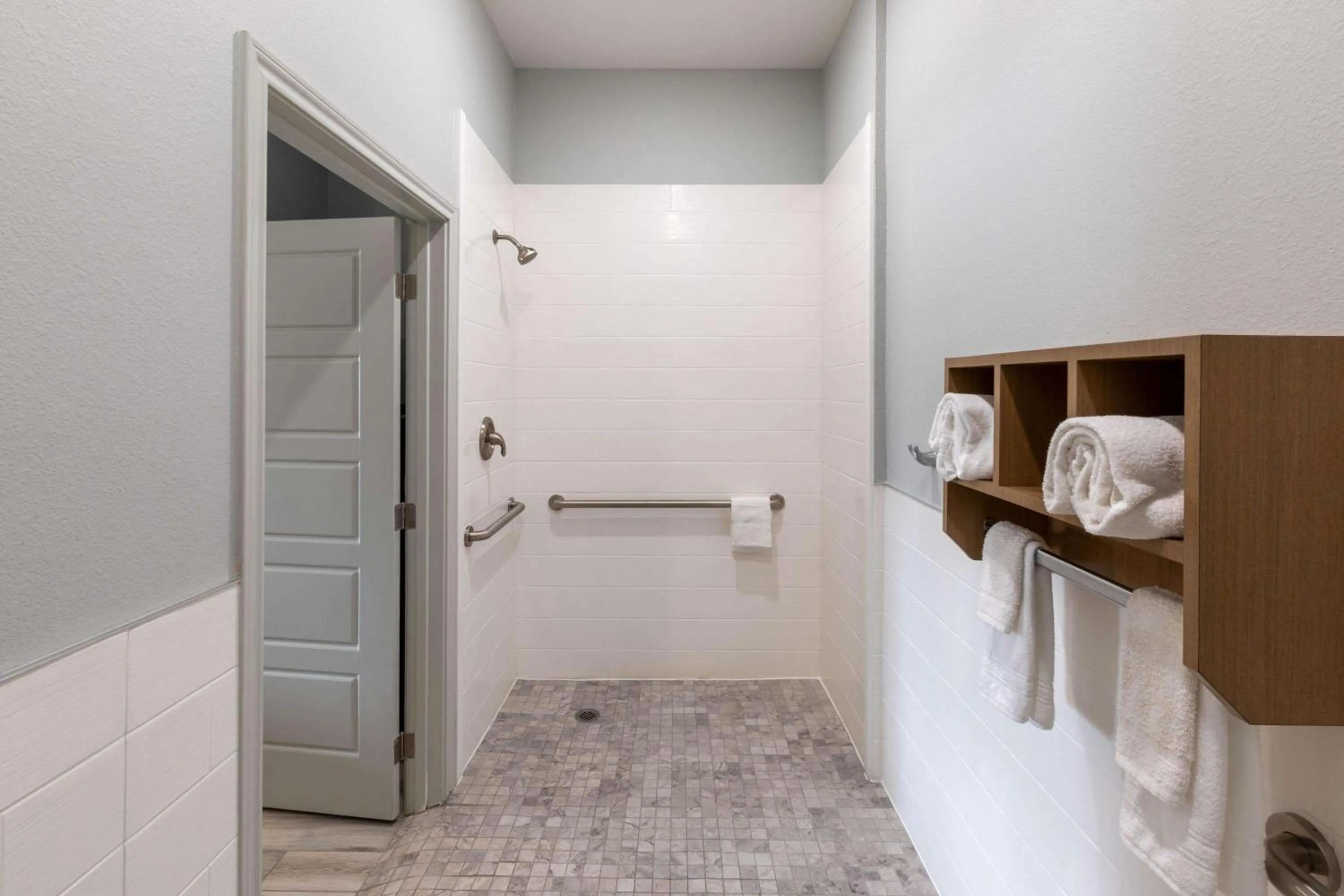 Shower in Days Inn & Suites by Wyndham Downtown/University of Houston