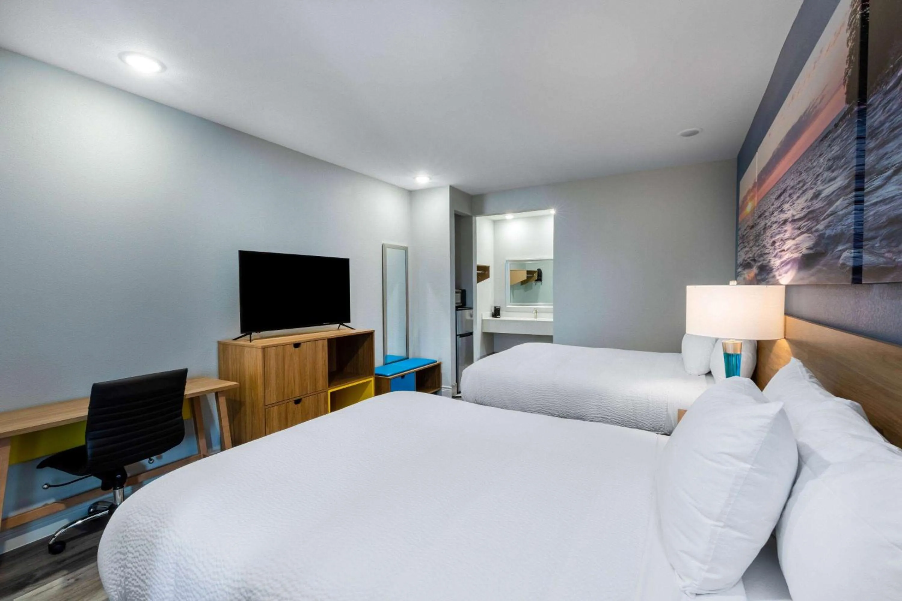 Photo of the whole room, Bed in Days Inn & Suites by Wyndham Downtown/University of Houston