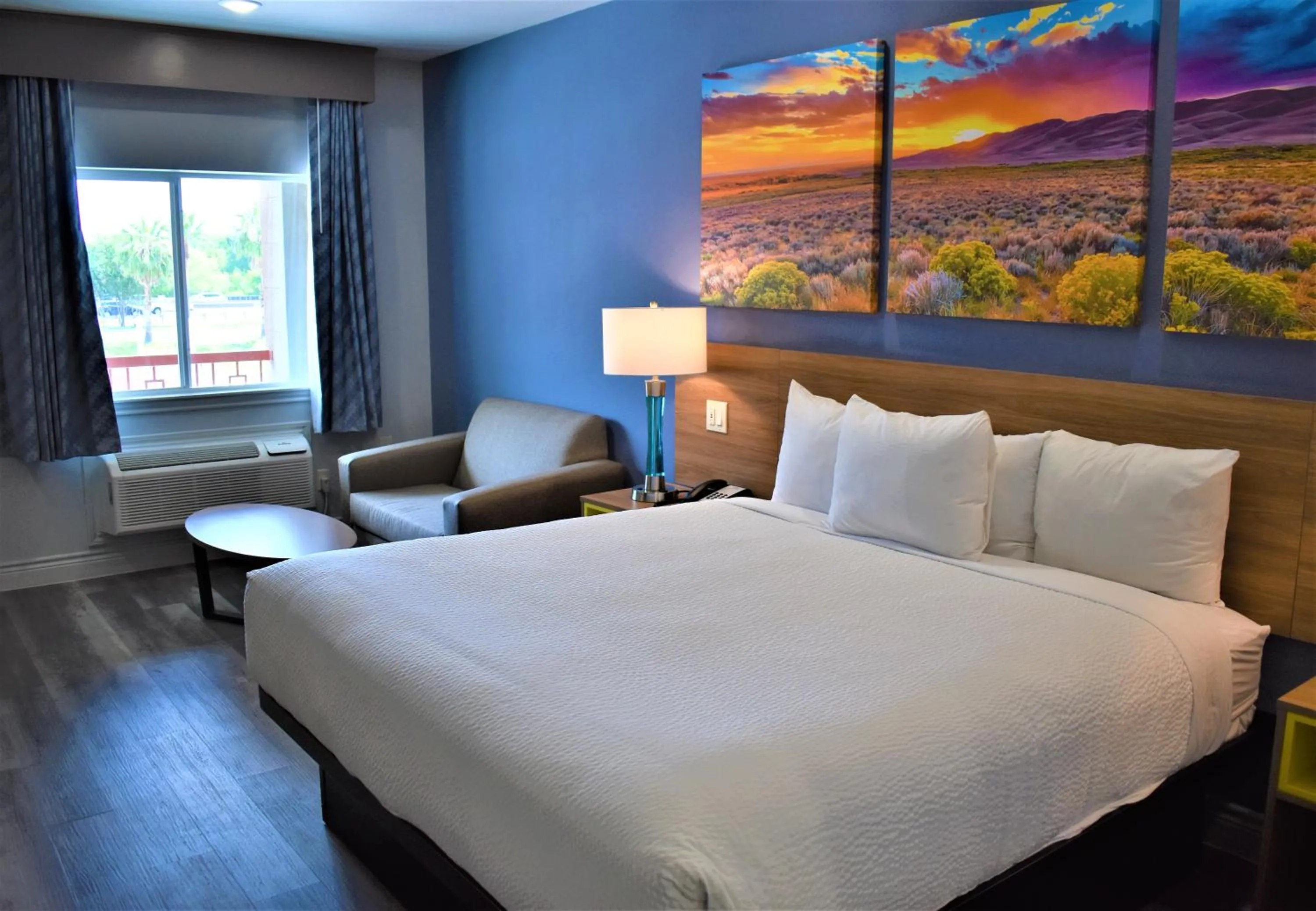 Bedroom, Bed in Days Inn & Suites by Wyndham Downtown/University of Houston