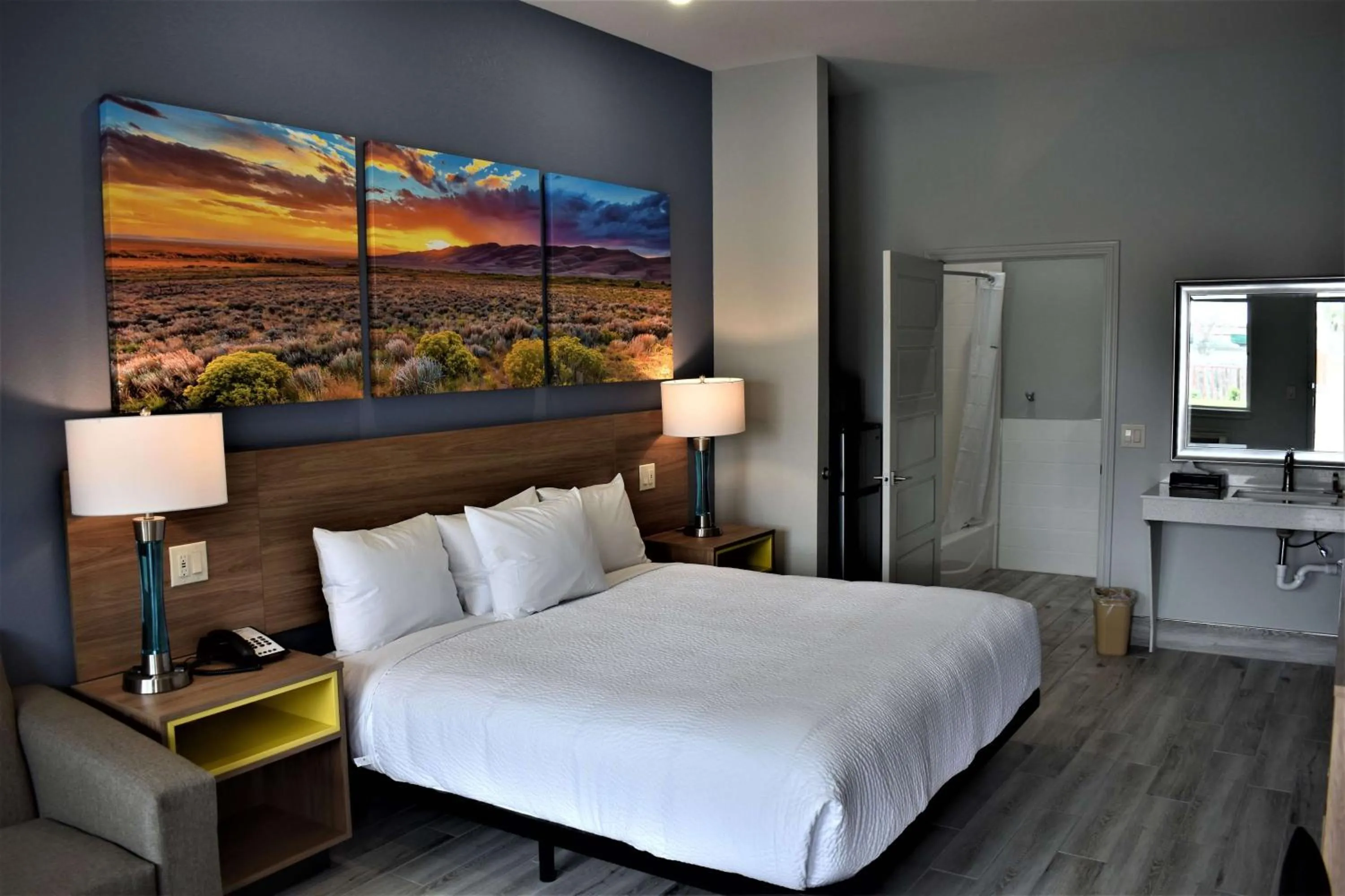 Photo of the whole room, Bed in Days Inn & Suites by Wyndham Downtown/University of Houston