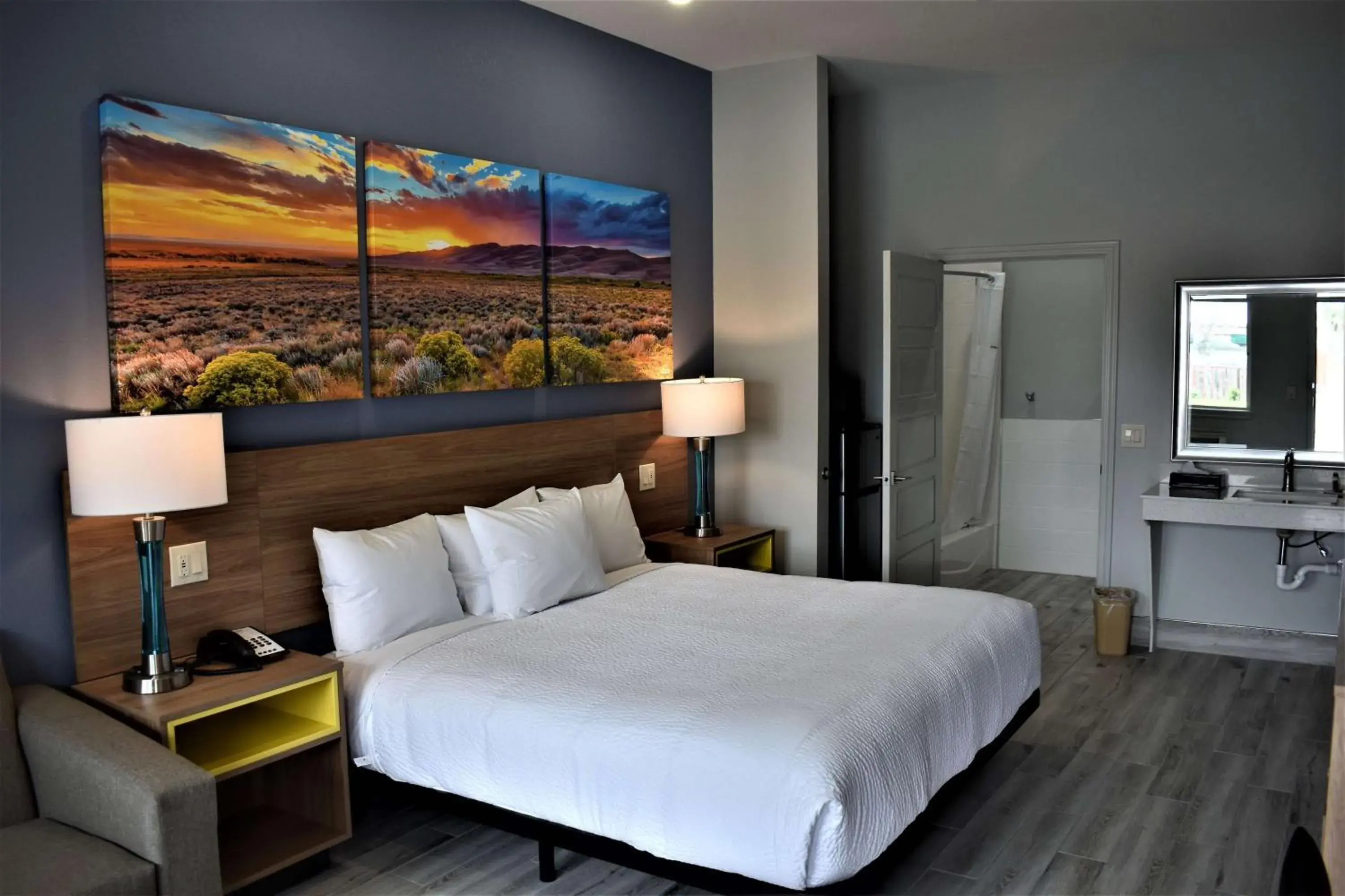 Photo of the whole room, Bed in Days Inn & Suites by Wyndham Downtown/University of Houston Photo of the whole room, Bed in Days Inn & Suites by Wyndham Downtown/University of Houston