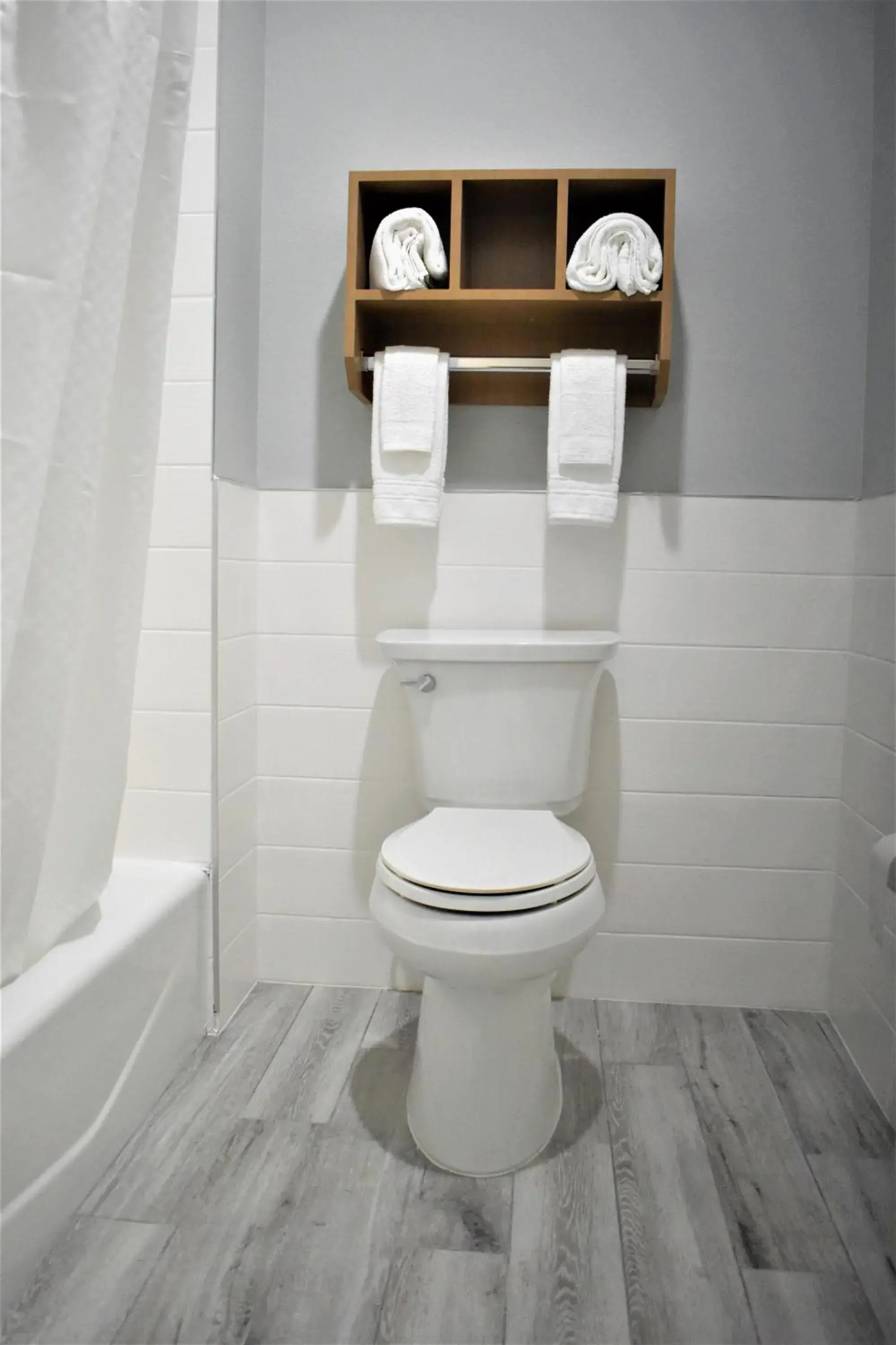 Queen Room with Two Queen Beds - Hearing Accessible with Bath Tub with Grab Bars - Non-Smoking in Days Inn & Suites by Wyndham Downtown/University of Houston Queen Room with Two Queen Beds - Hearing Accessible with Bath Tub with Grab Bars - Non-Smoking in Days Inn & Suites by Wyndham Downtown/University of Houston