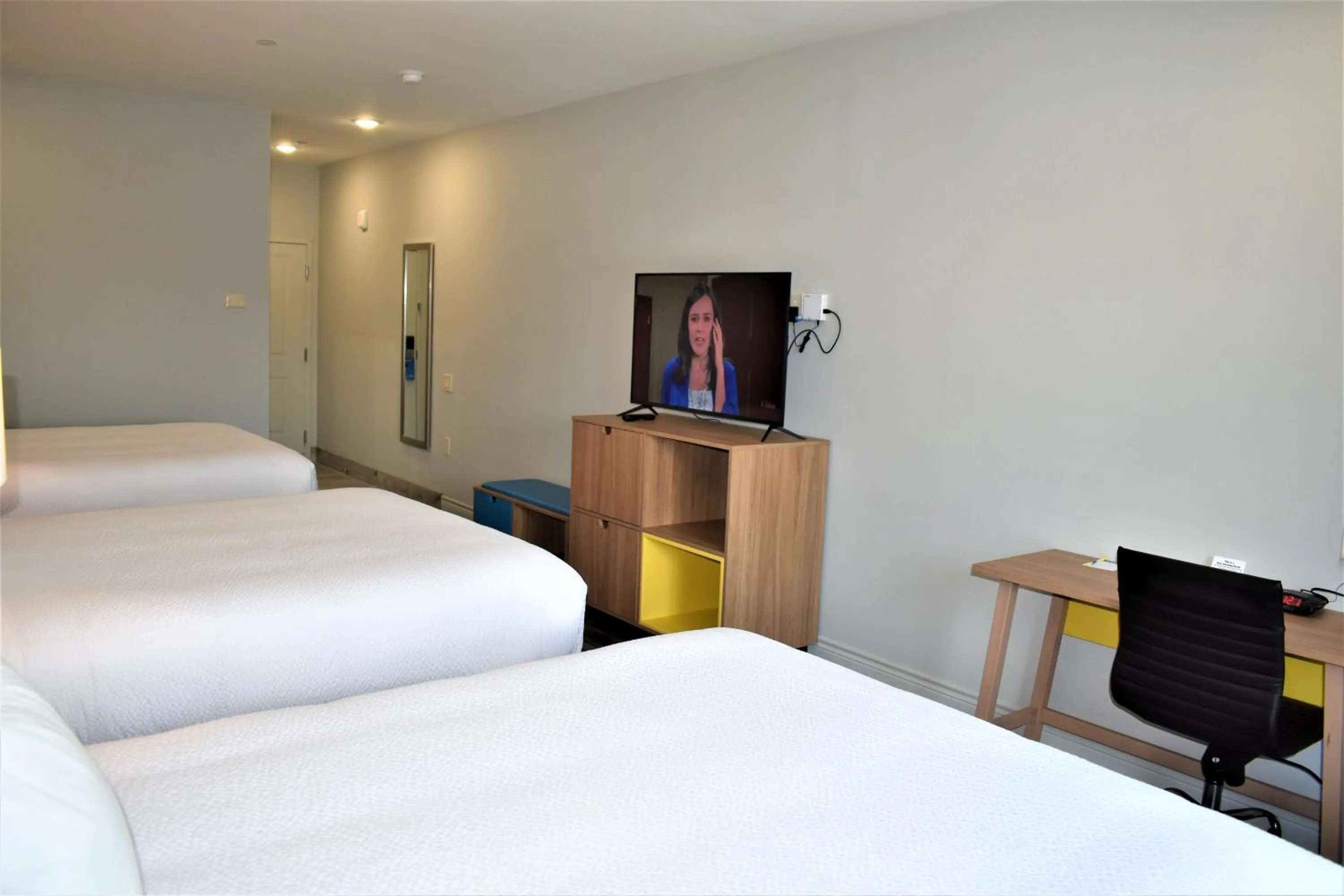 Photo of the whole room, Bed in Days Inn & Suites by Wyndham Downtown/University of Houston