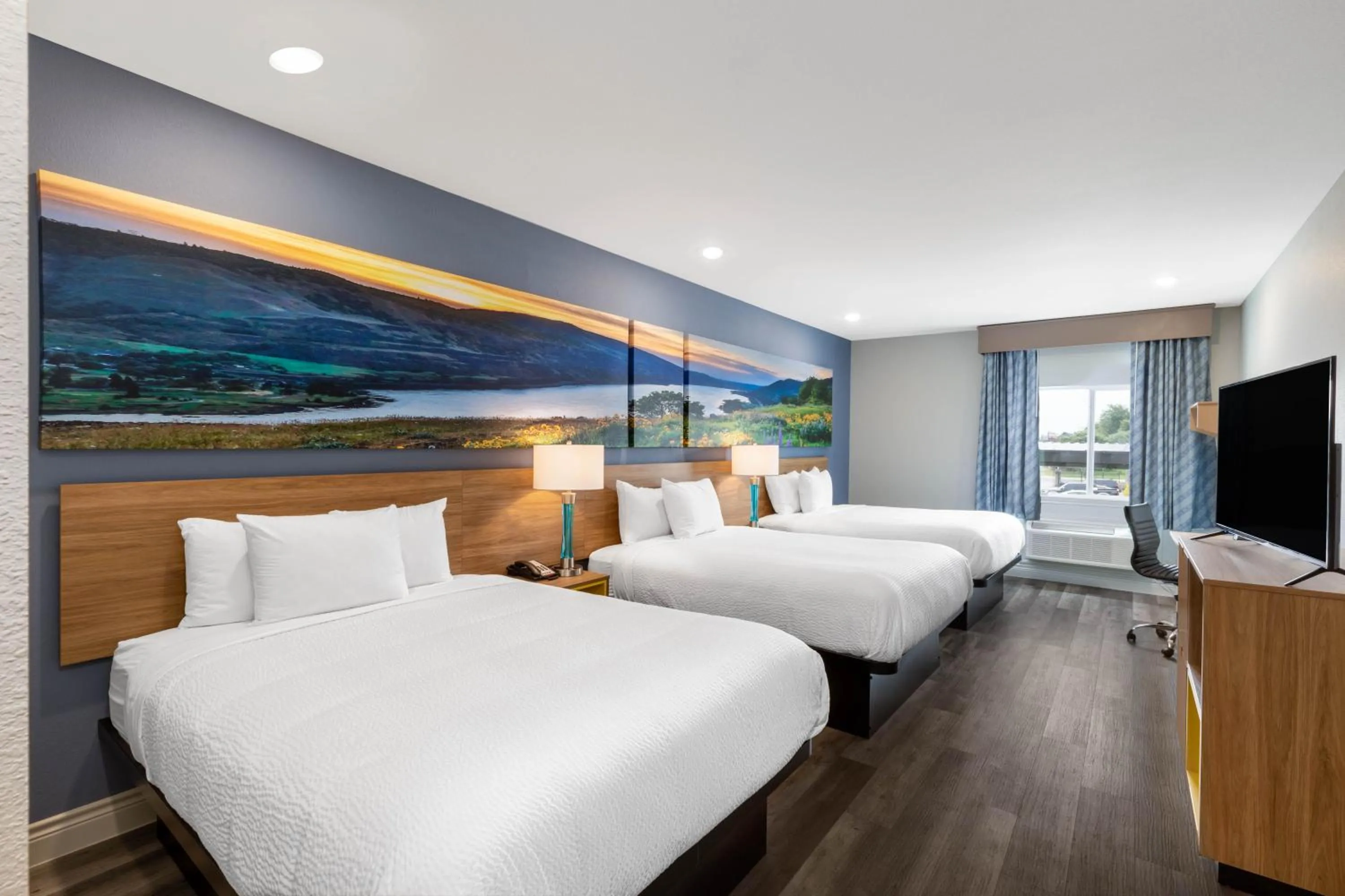 Photo of the whole room, Bed in Days Inn & Suites by Wyndham Downtown/University of Houston