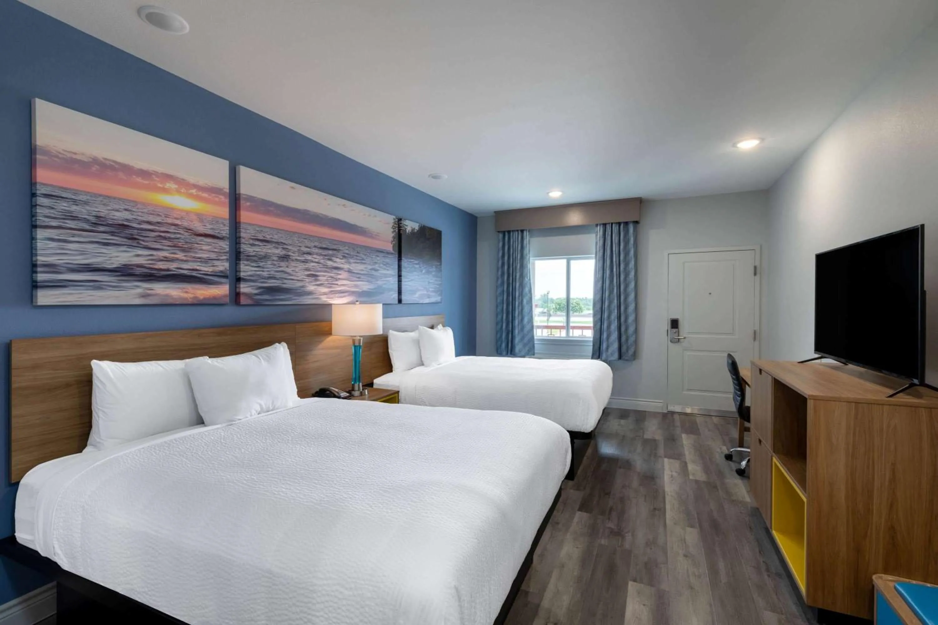 Photo of the whole room, Bed in Days Inn & Suites by Wyndham Downtown/University of Houston