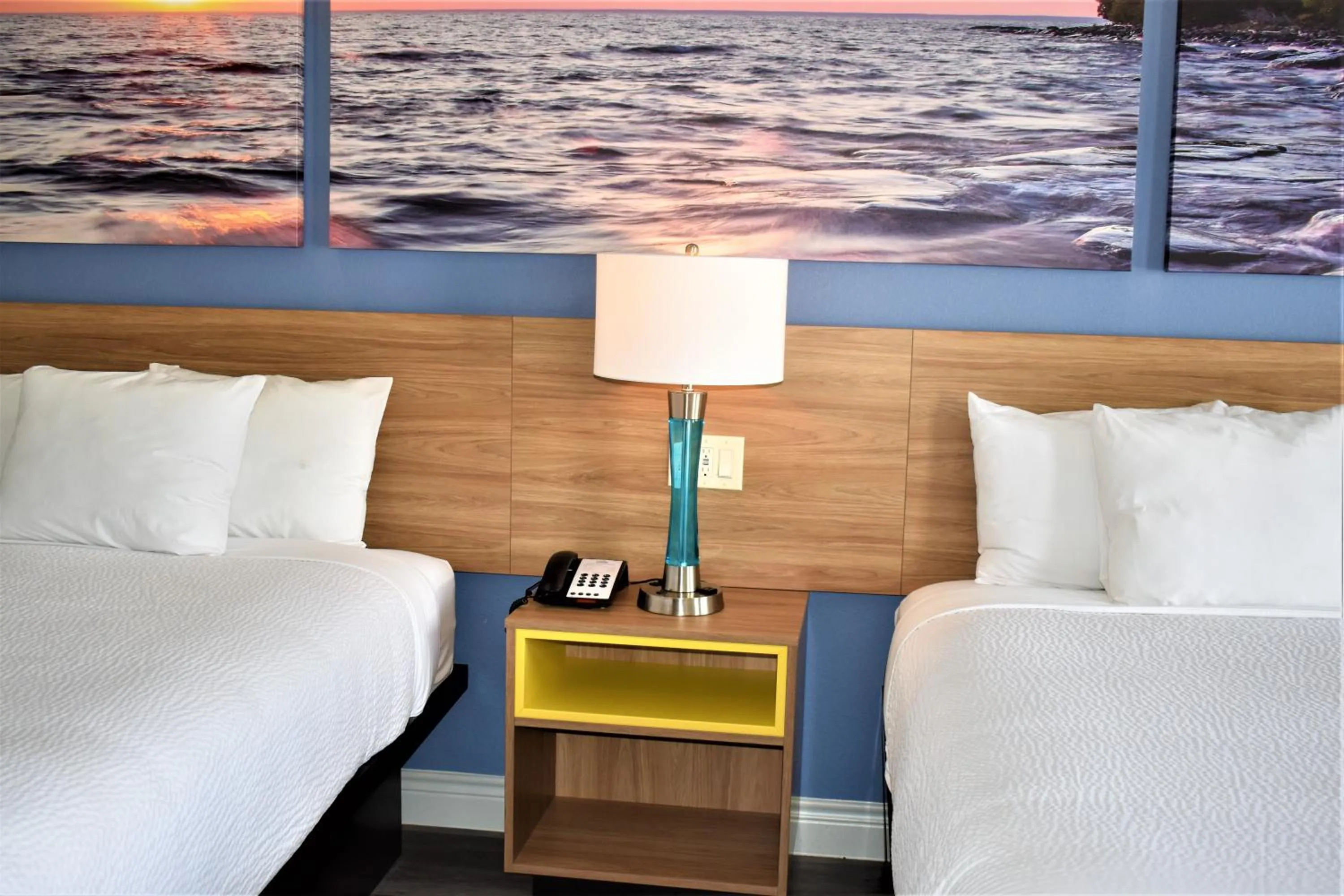 Bed in Days Inn & Suites by Wyndham Downtown/University of Houston