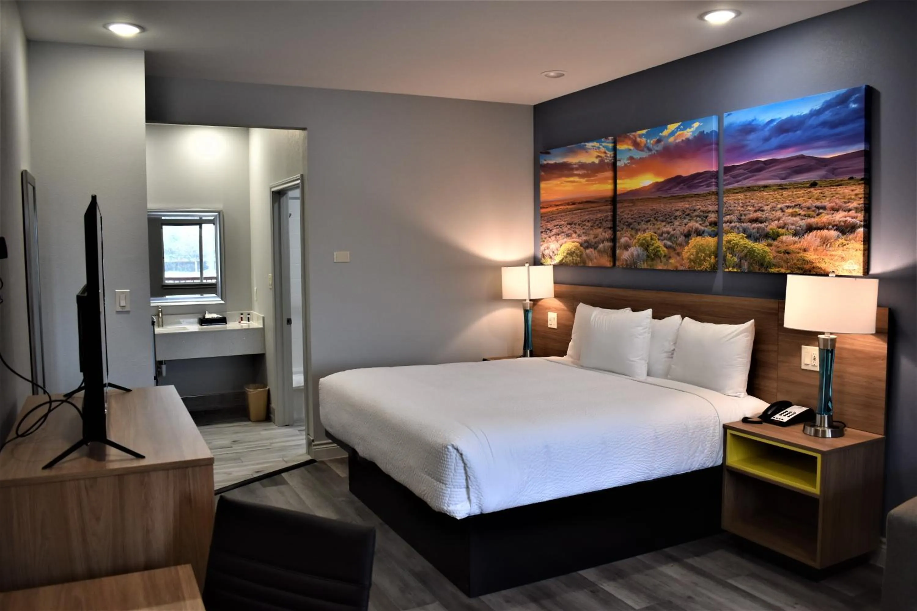 Bed in Days Inn & Suites by Wyndham Downtown/University of Houston