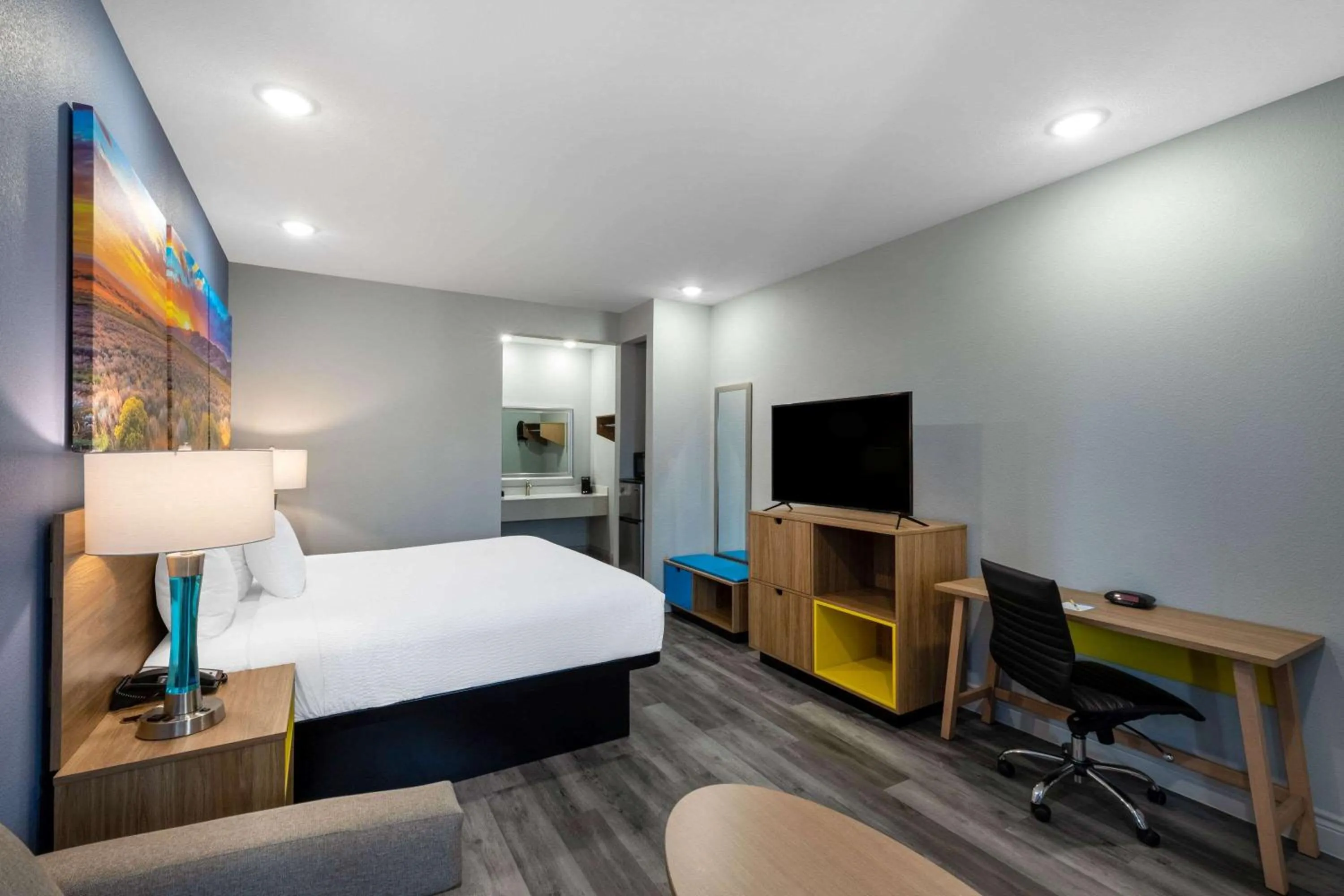 Photo of the whole room, Bed in Days Inn & Suites by Wyndham Downtown/University of Houston