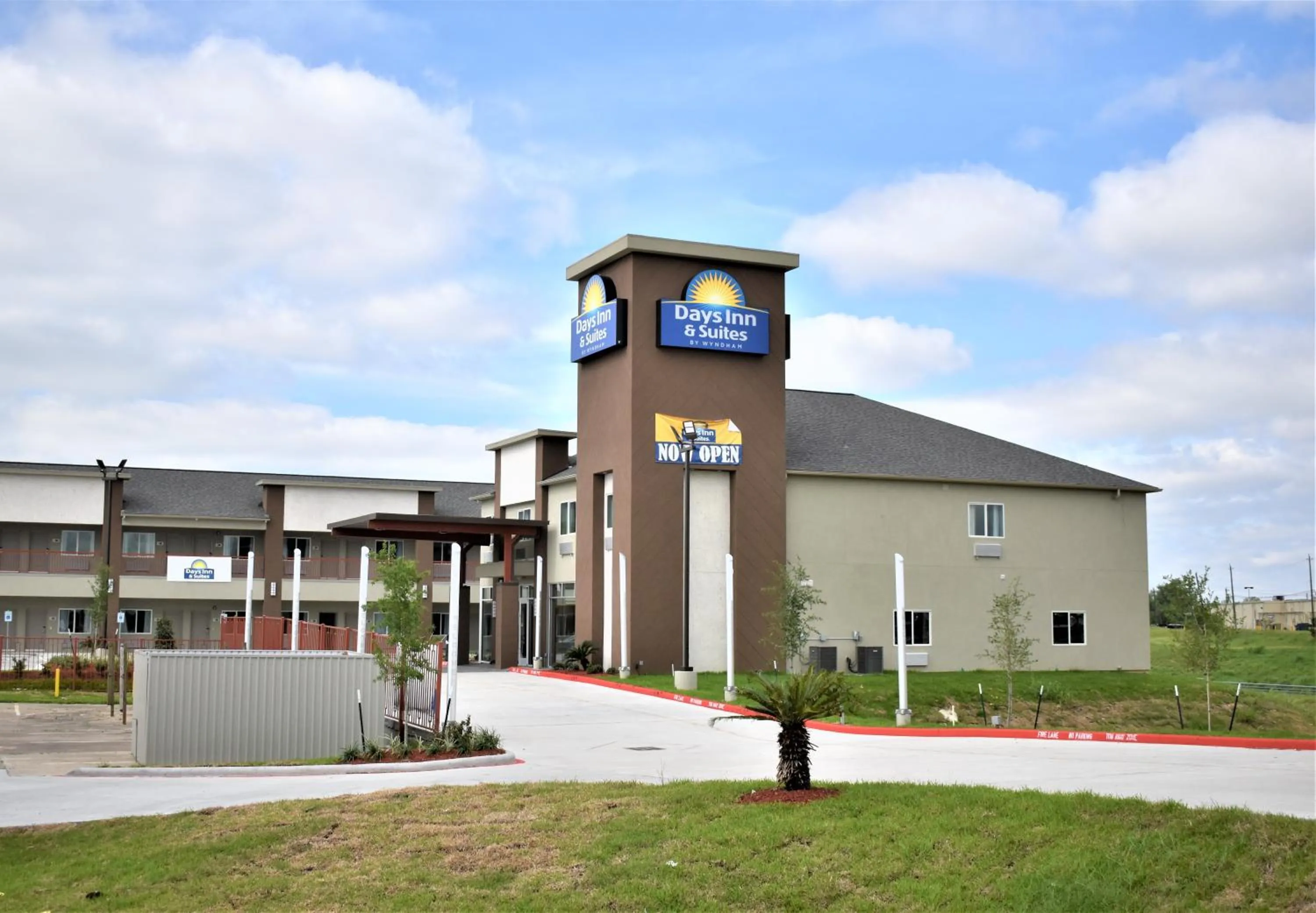 Property building in Days Inn & Suites by Wyndham Downtown/University of Houston