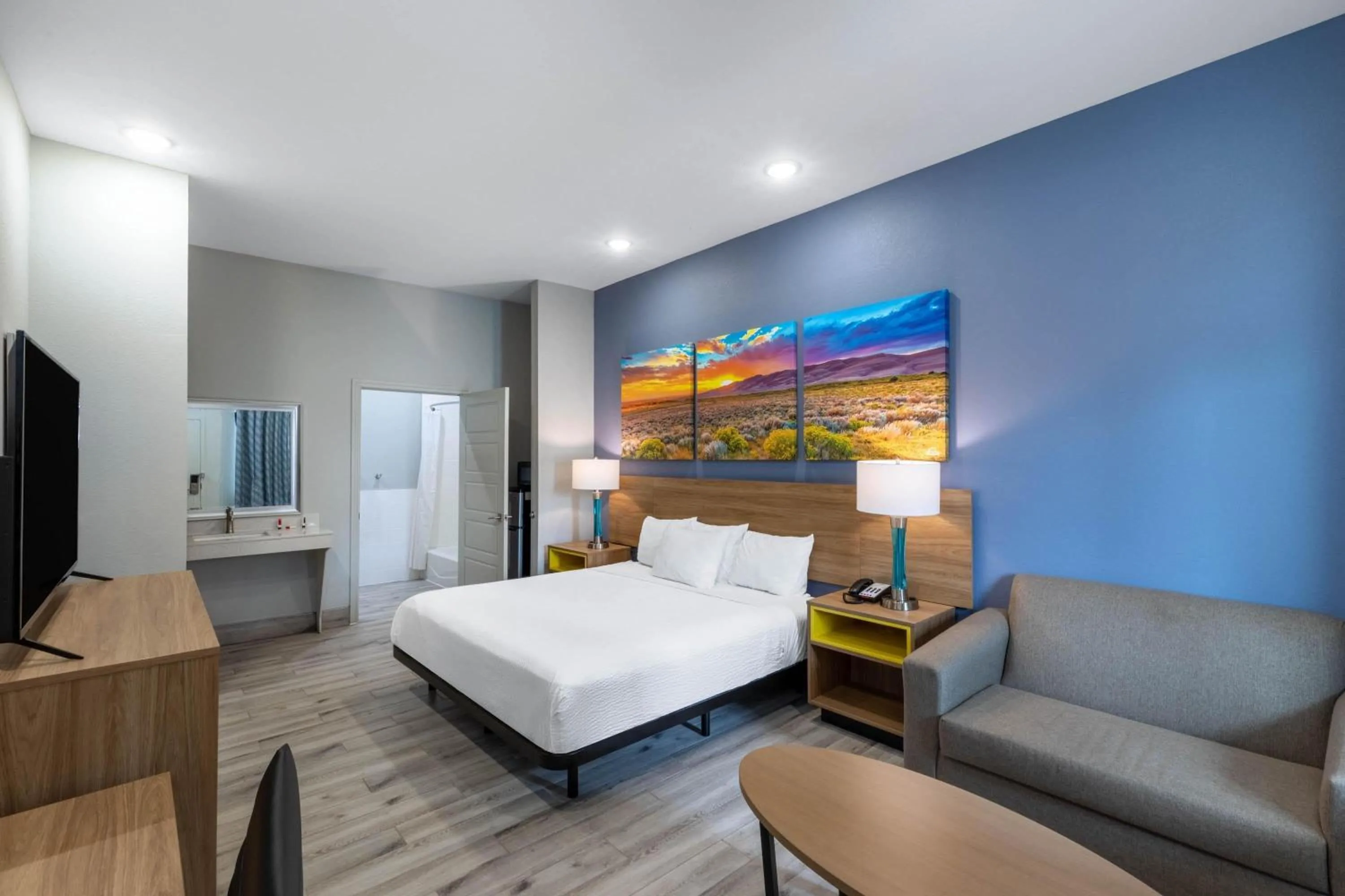 Photo of the whole room, Bed in Days Inn & Suites by Wyndham Downtown/University of Houston