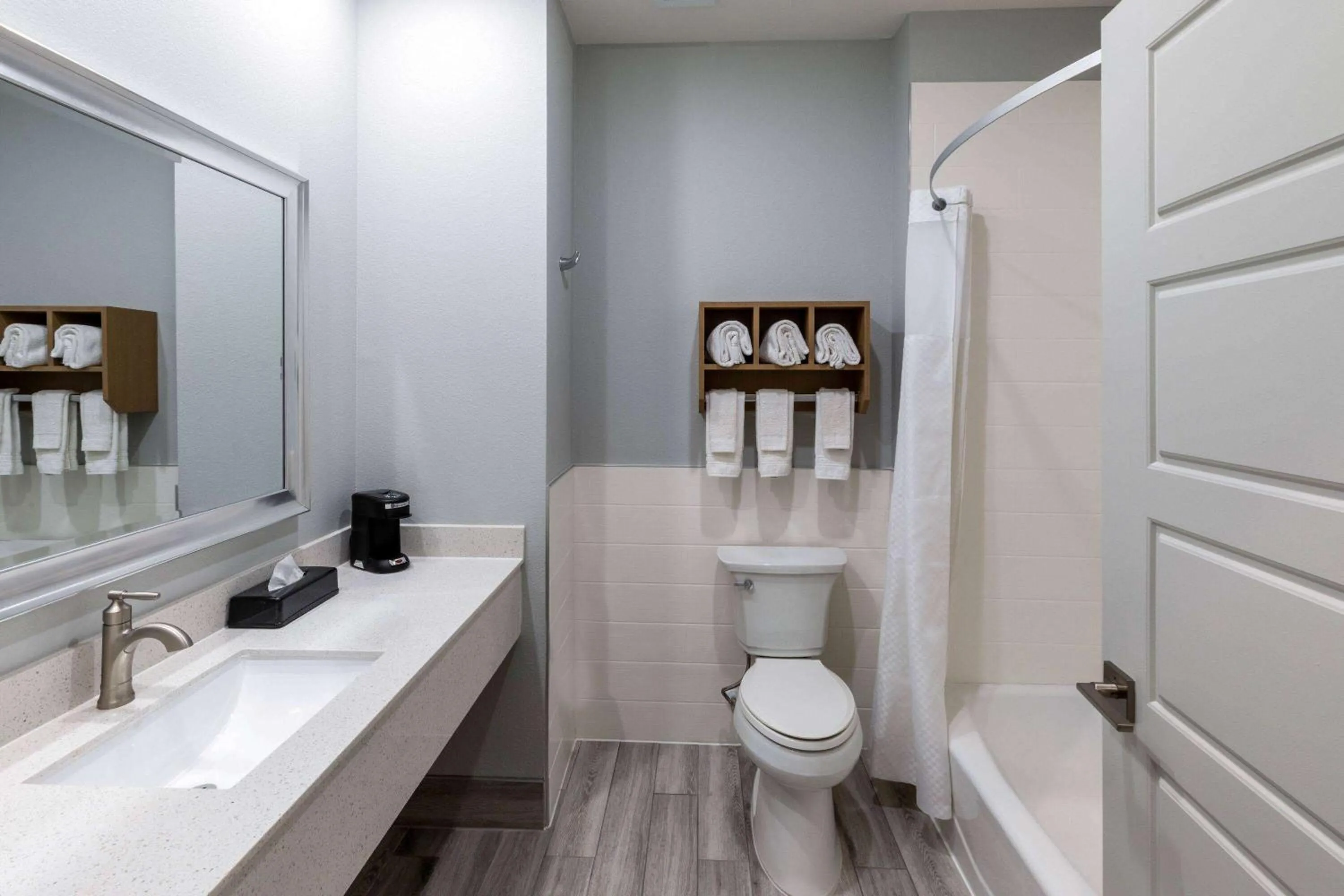 Bathroom in Days Inn & Suites by Wyndham Downtown/University of Houston