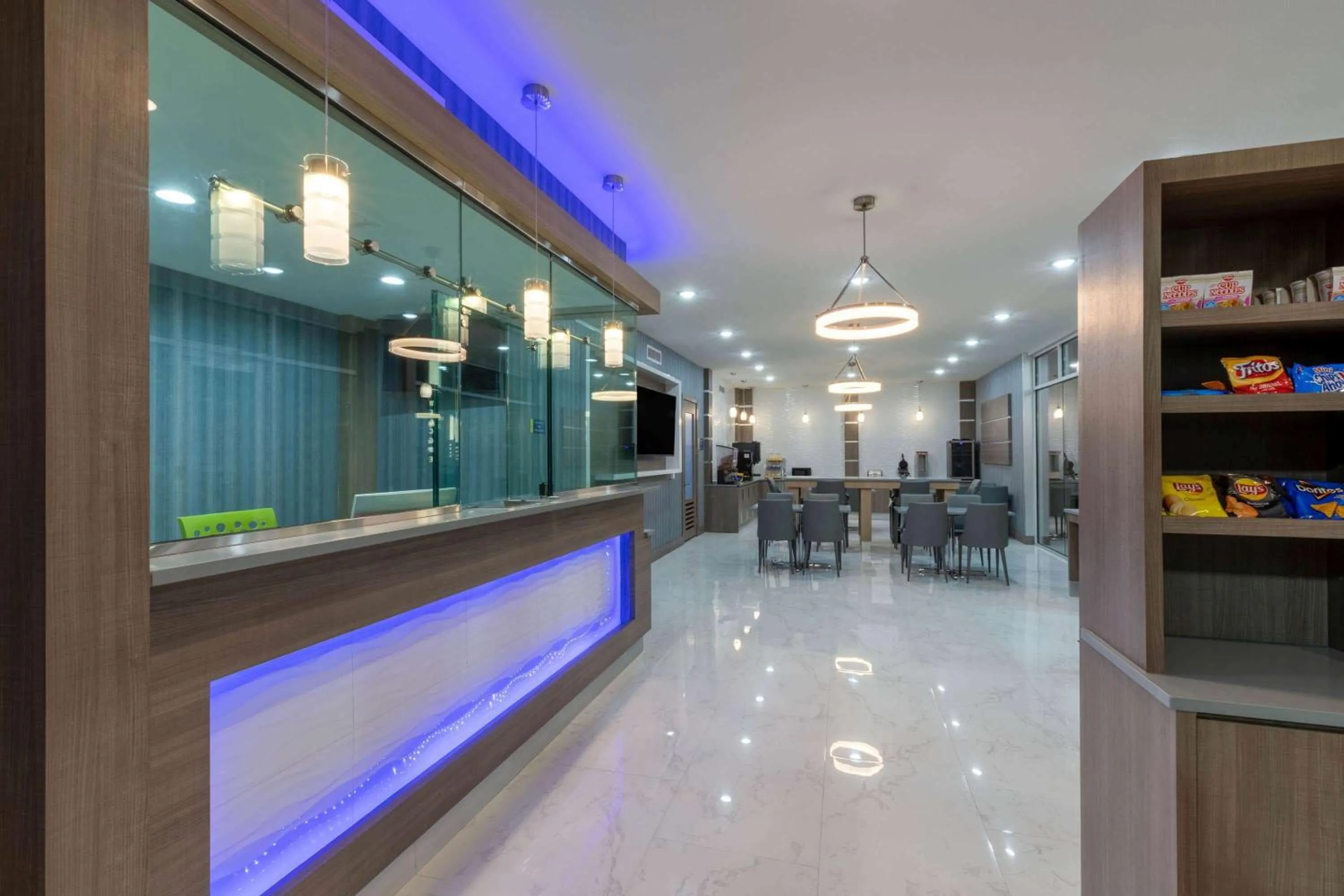 Lobby or reception in Days Inn & Suites by Wyndham Downtown/University of Houston