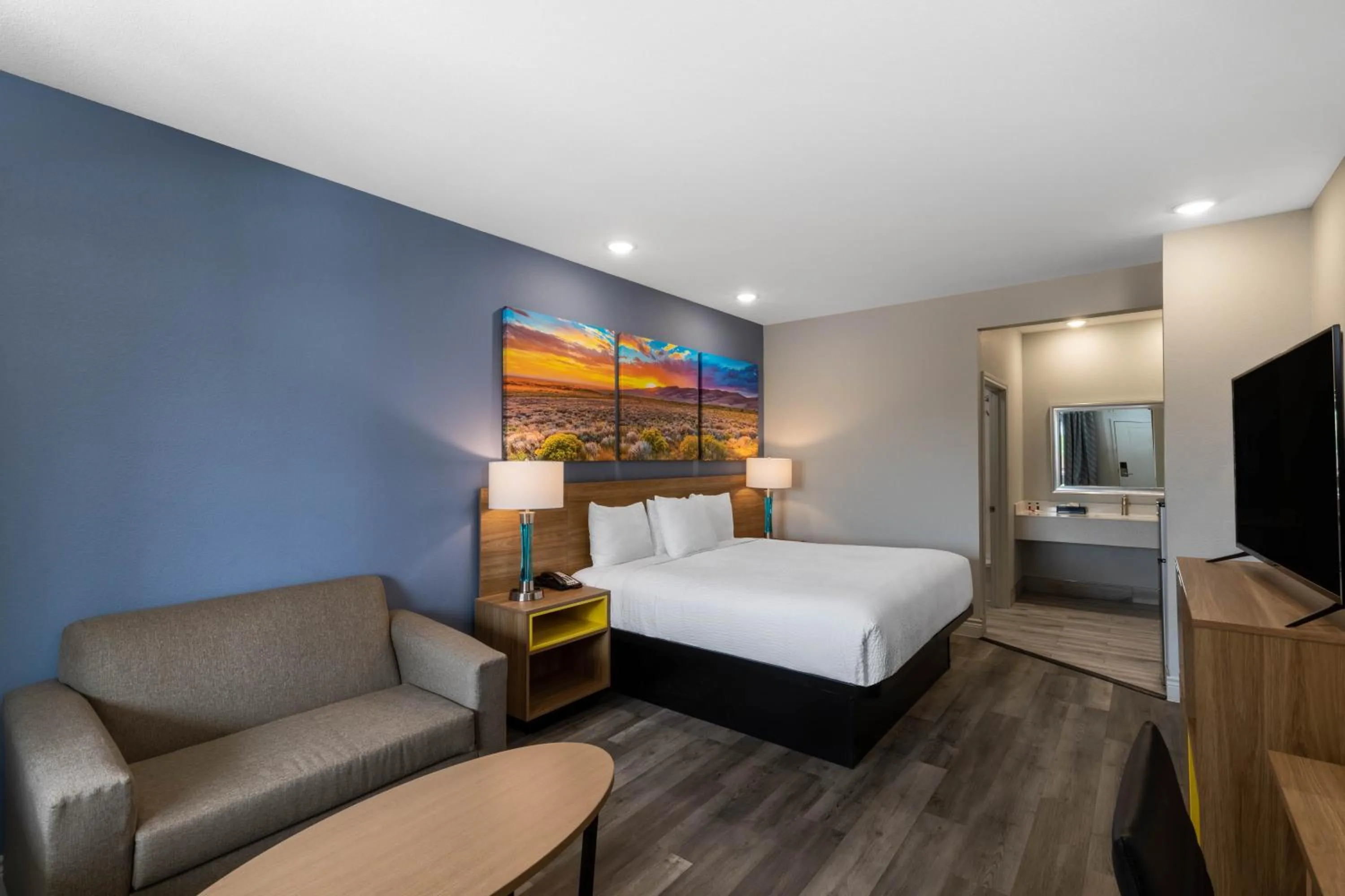 Photo of the whole room, Bed in Days Inn & Suites by Wyndham Downtown/University of Houston