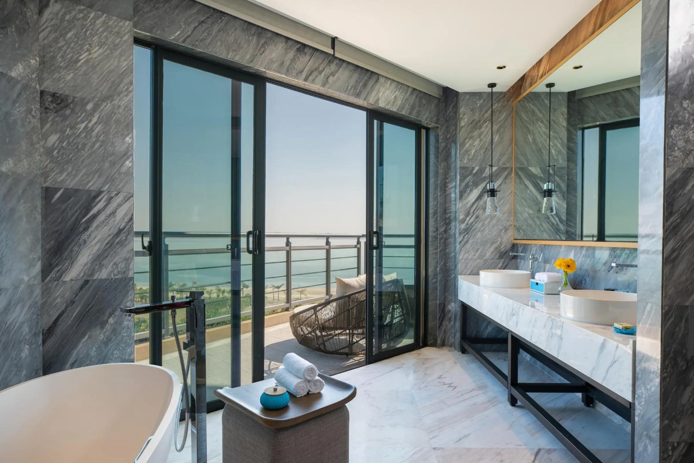 Bathroom, Bed in Renaissance Xiamen Hotel