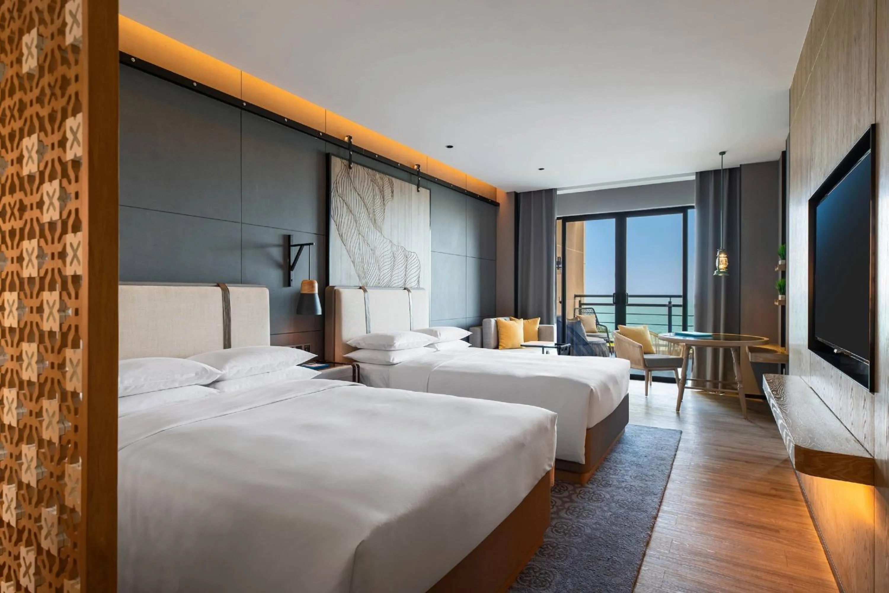 Photo of the whole room, Bed in Renaissance Xiamen Hotel