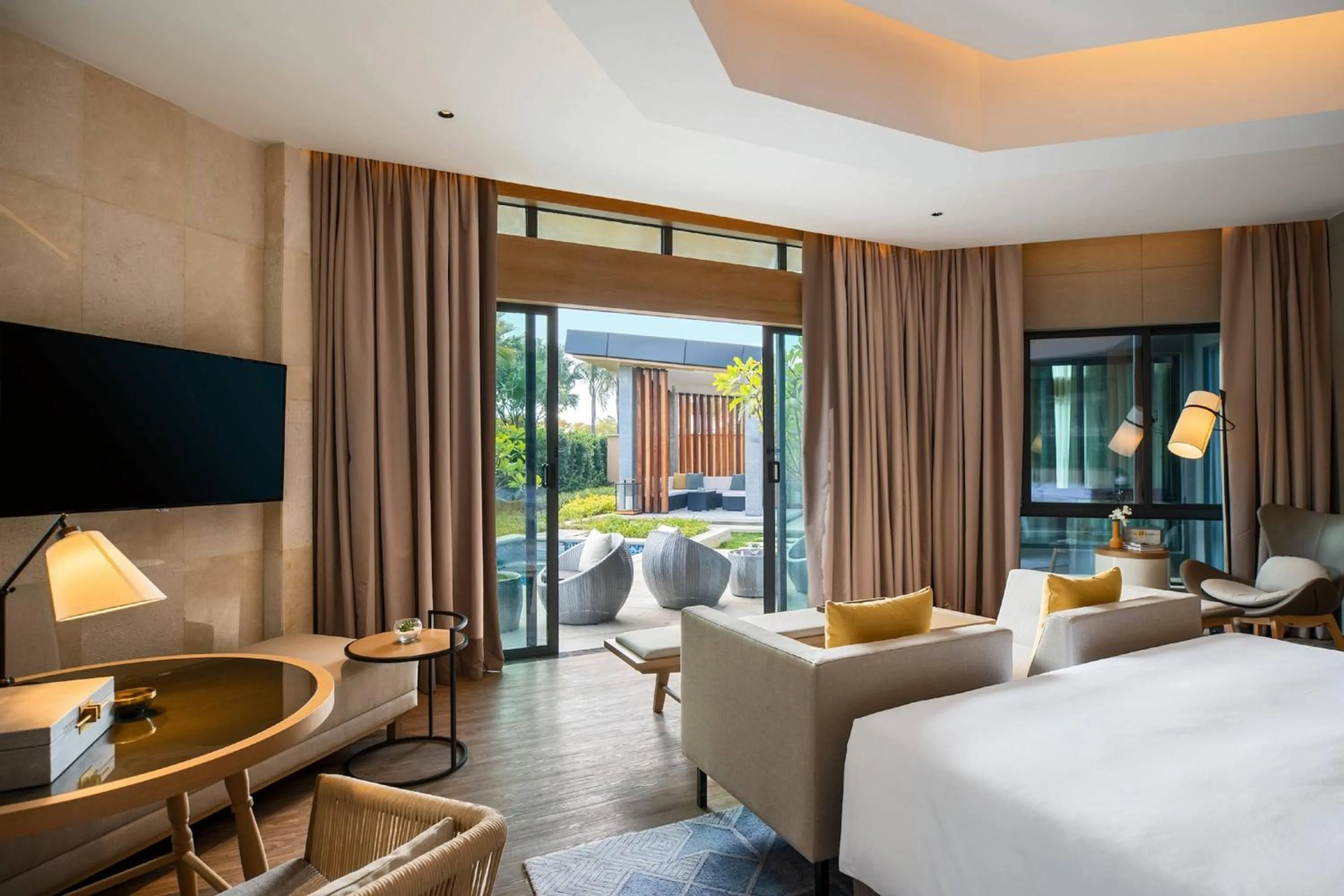 Bedroom, Bed in Renaissance Xiamen Hotel