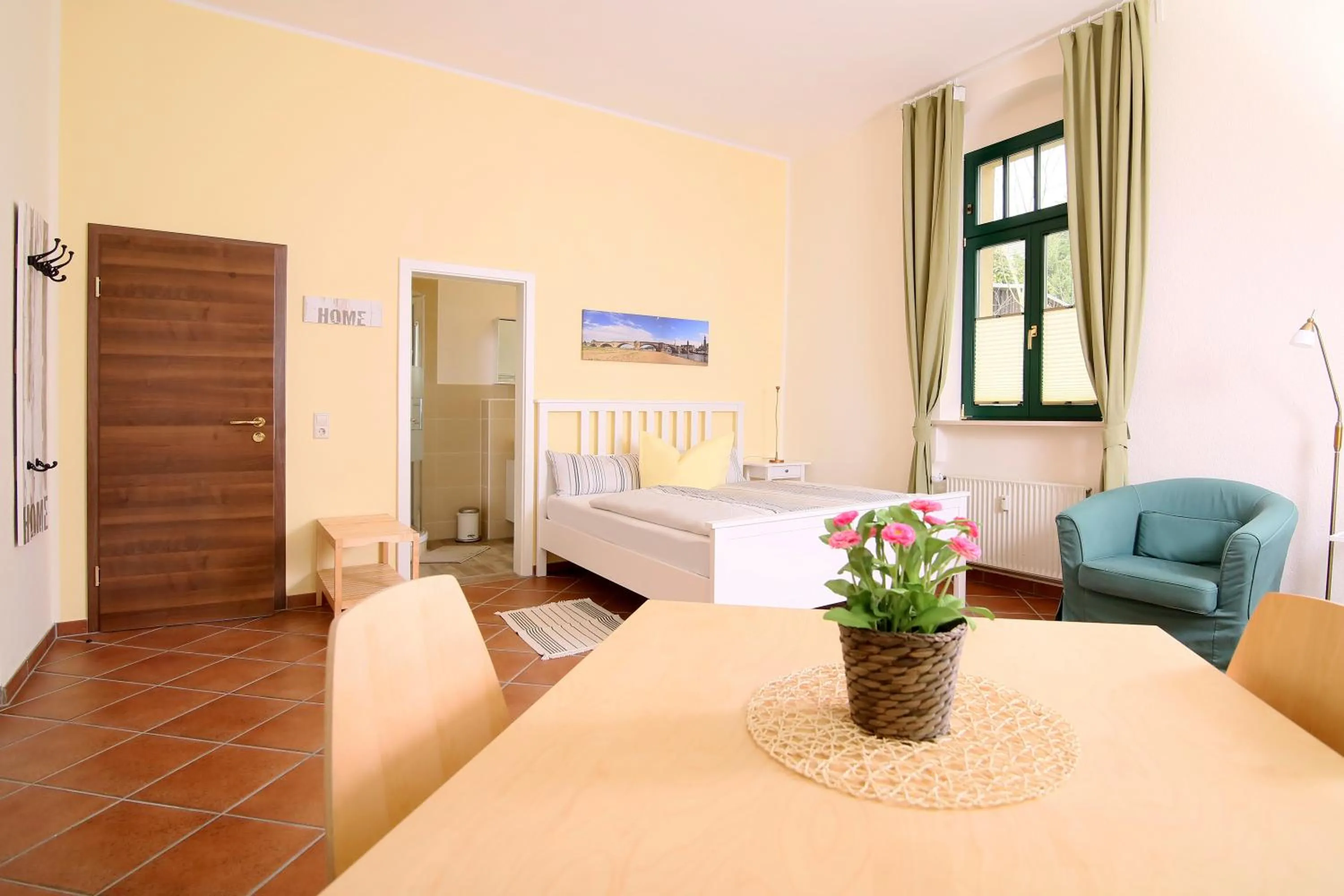 Living room, Bed in Kaitzbach-Idylle
