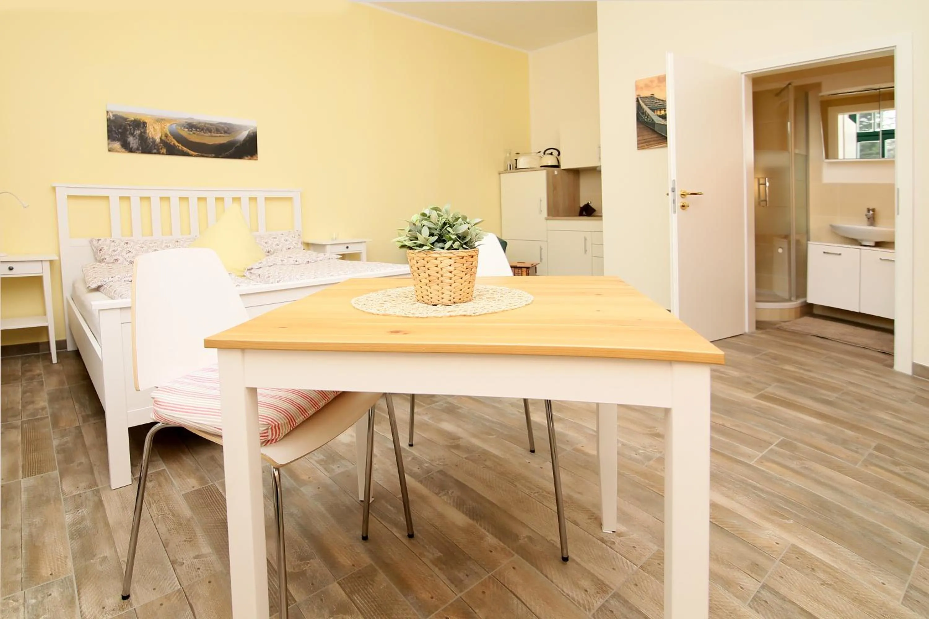 Dining area, Bed in Kaitzbach-Idylle