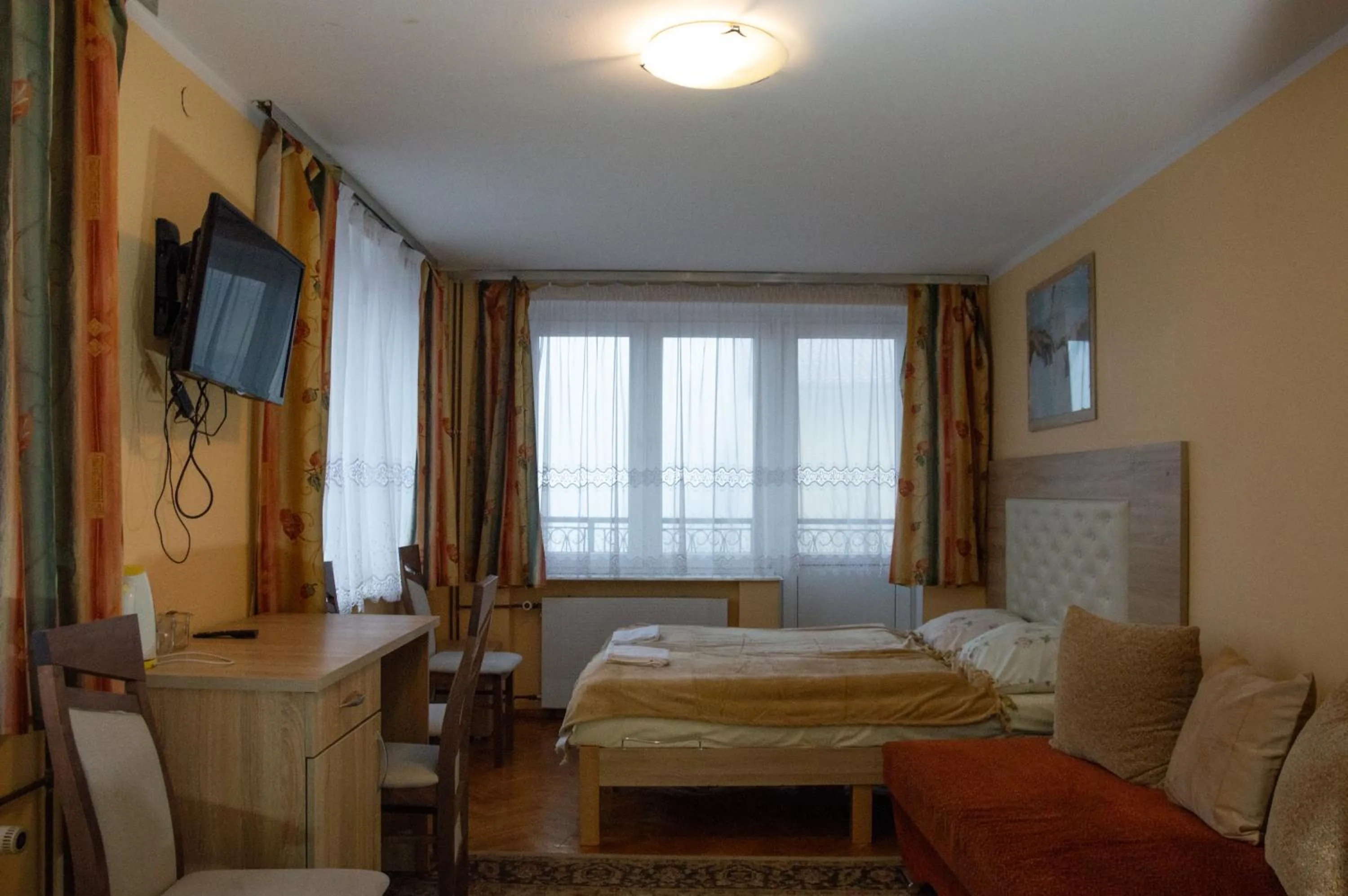 Photo of the whole room, Bed in OW Patryn