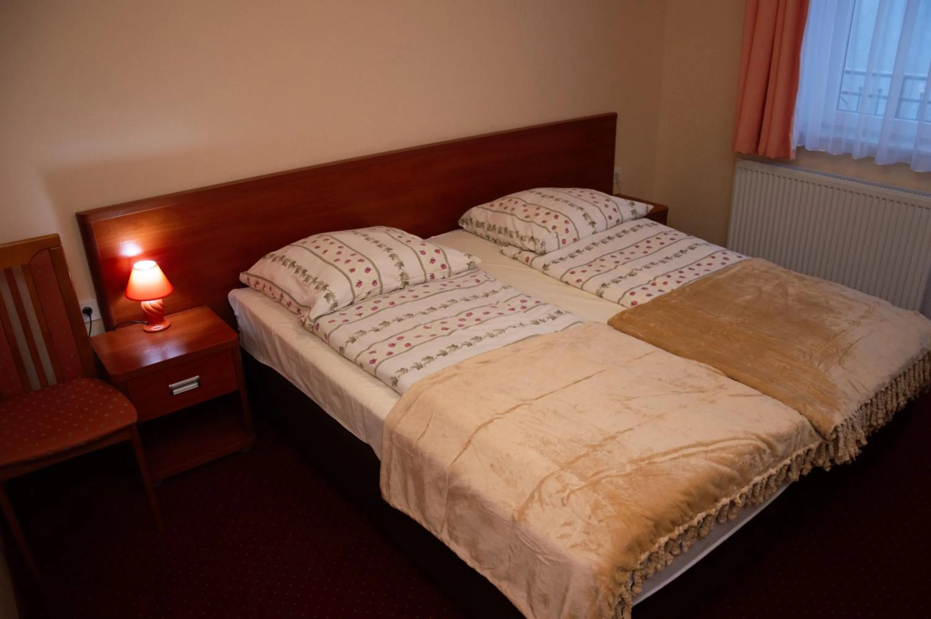 Photo of the whole room, Bed in OW Patryn