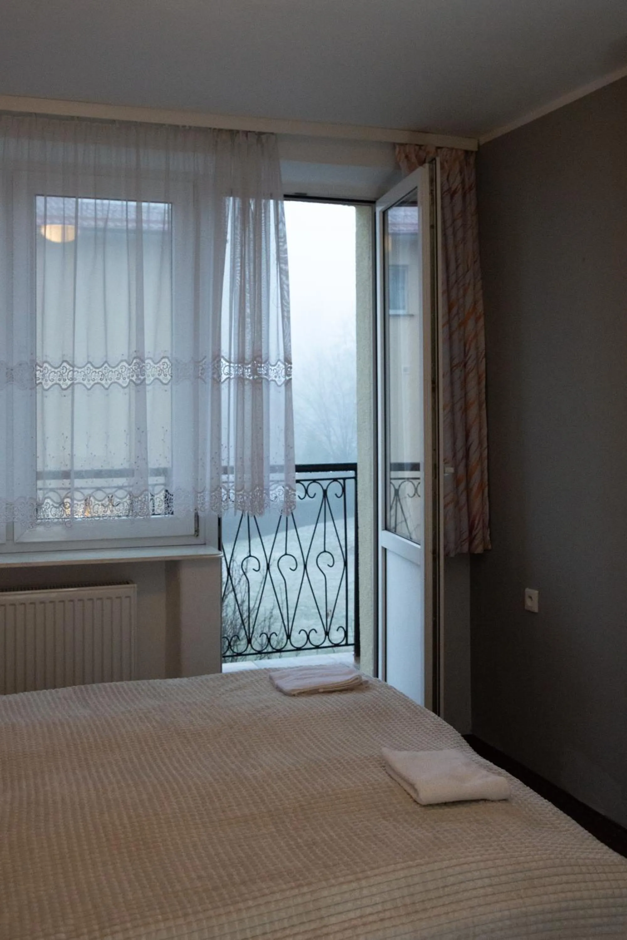 Photo of the whole room, Bed in OW Patryn