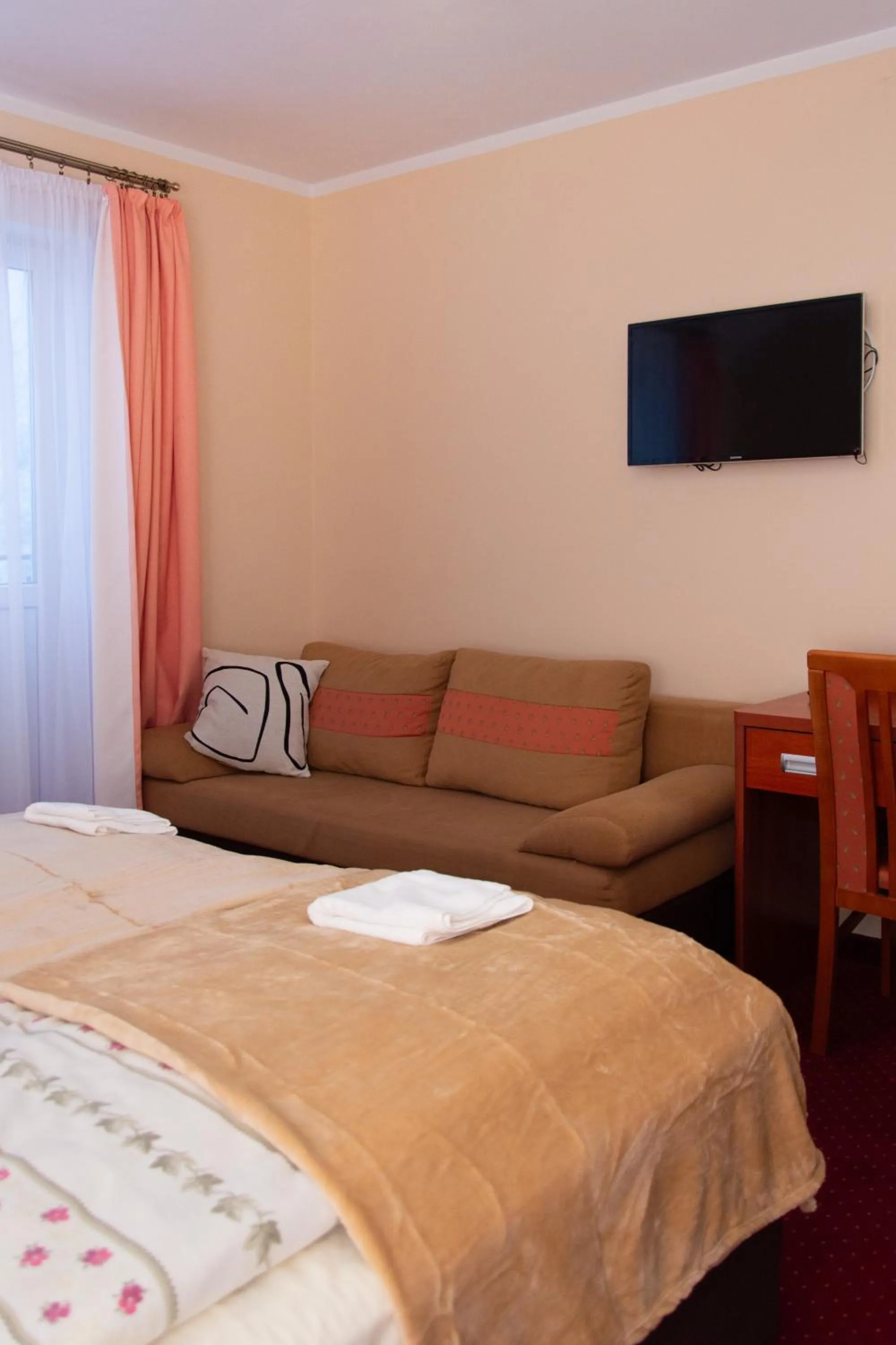 Photo of the whole room, Bed in OW Patryn