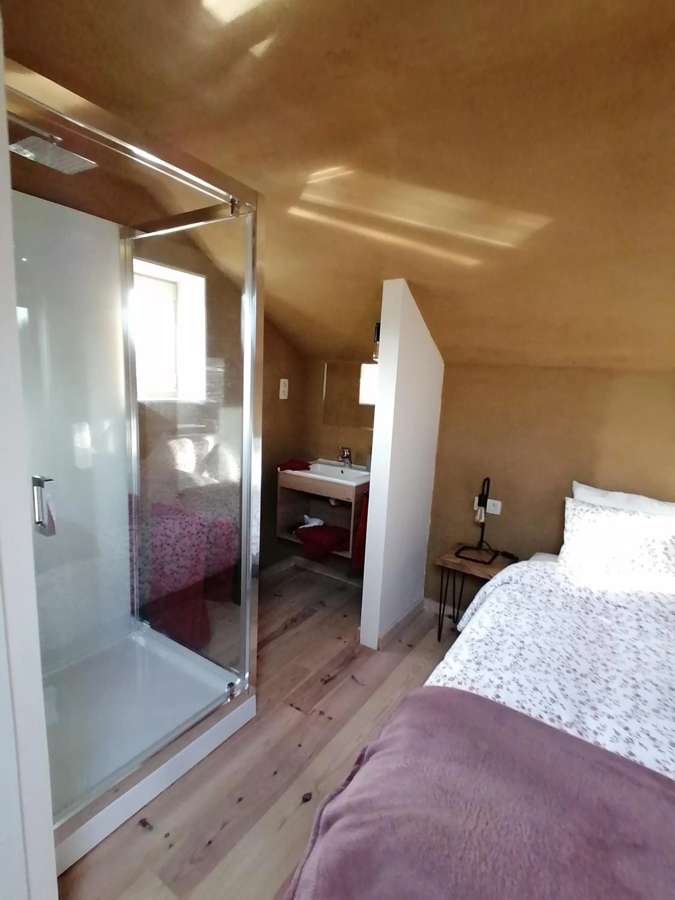 Bathroom, Bed in B&B Leybeeckhof