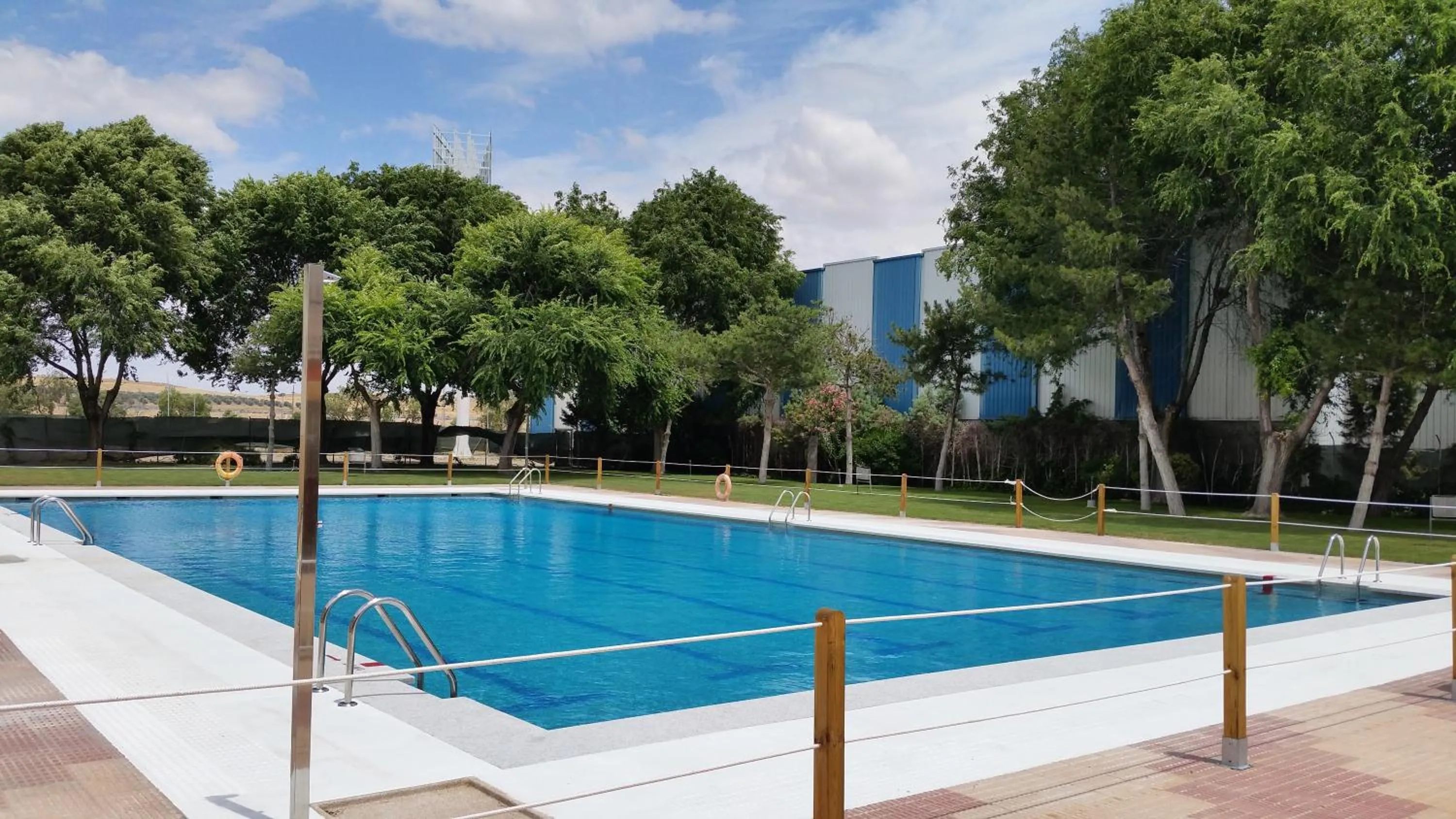 Swimming pool in Hotel Castilla Torrijos
